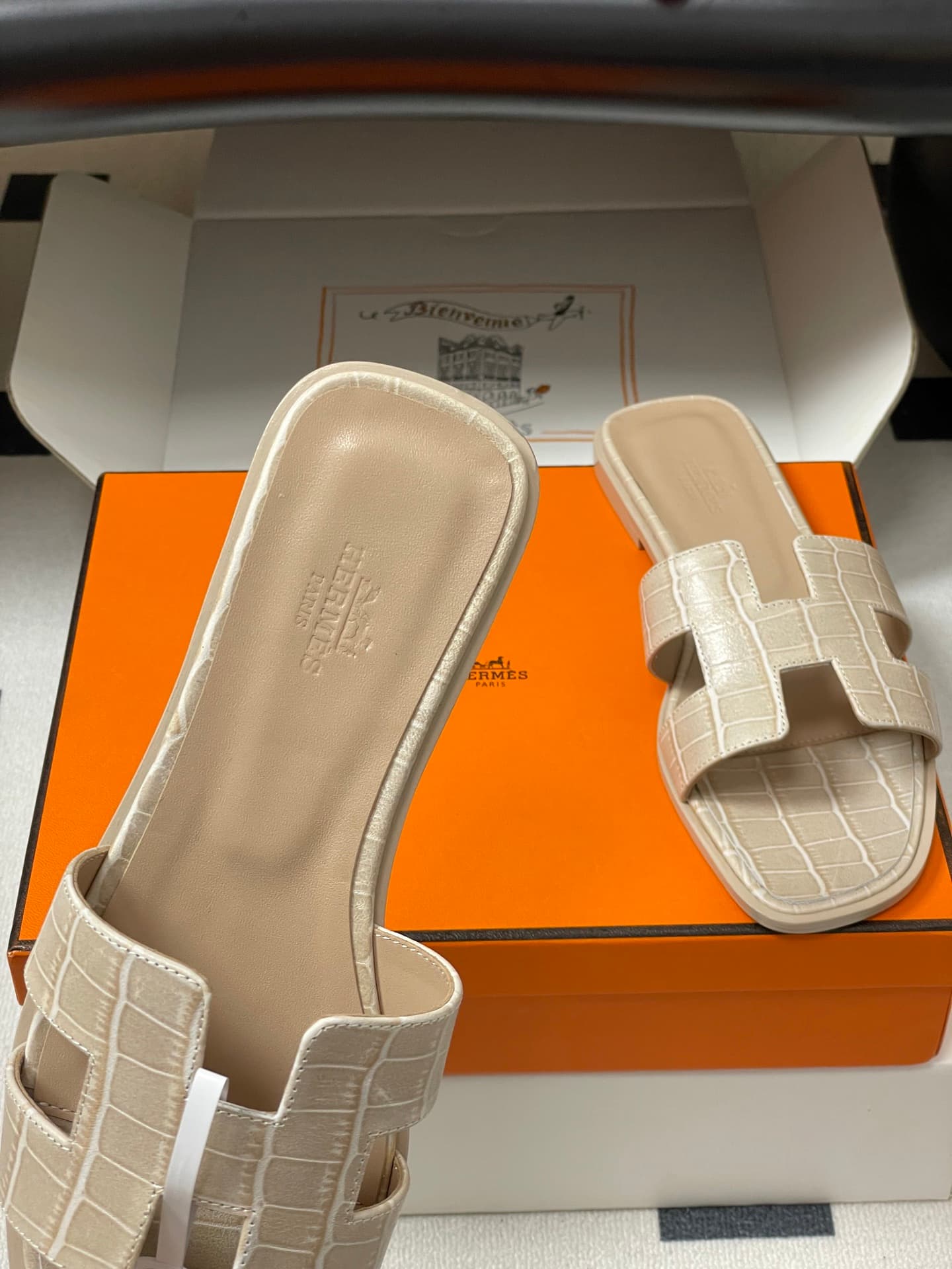 D8107 – Top-quality products (come with high-end boxes or scarves) — image 7