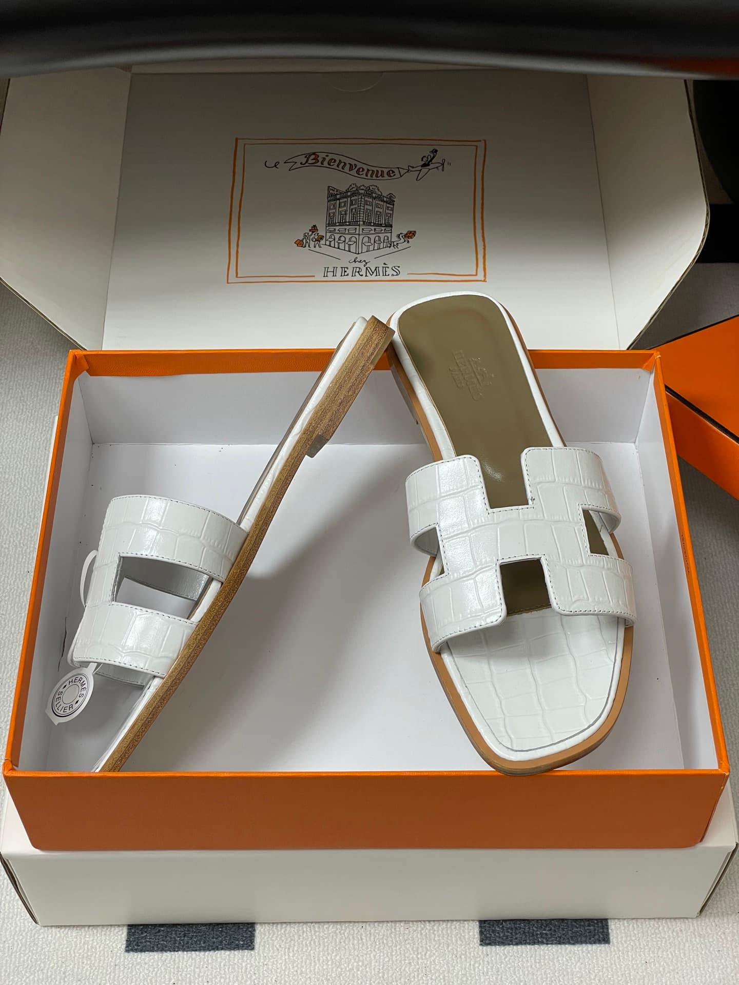 D8106 – Top-quality products (come with high-end gift boxes or scarves) — image 6