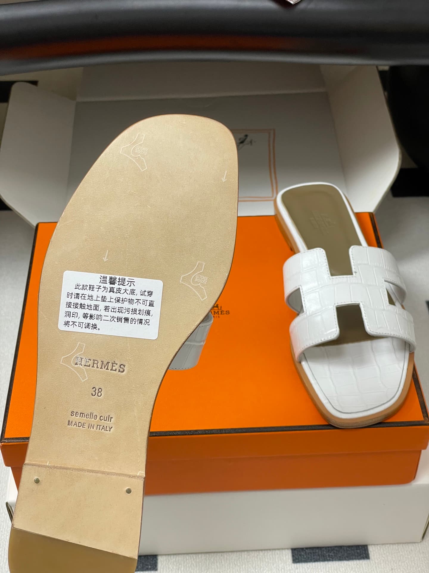 D8106 – Top-quality products (come with high-end gift boxes or scarves) — image 8