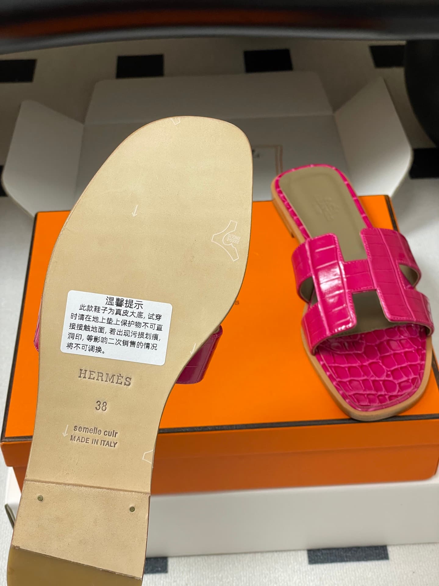 D8103 – Top-quality products (come with high-end gift boxes or scarves) — image 8