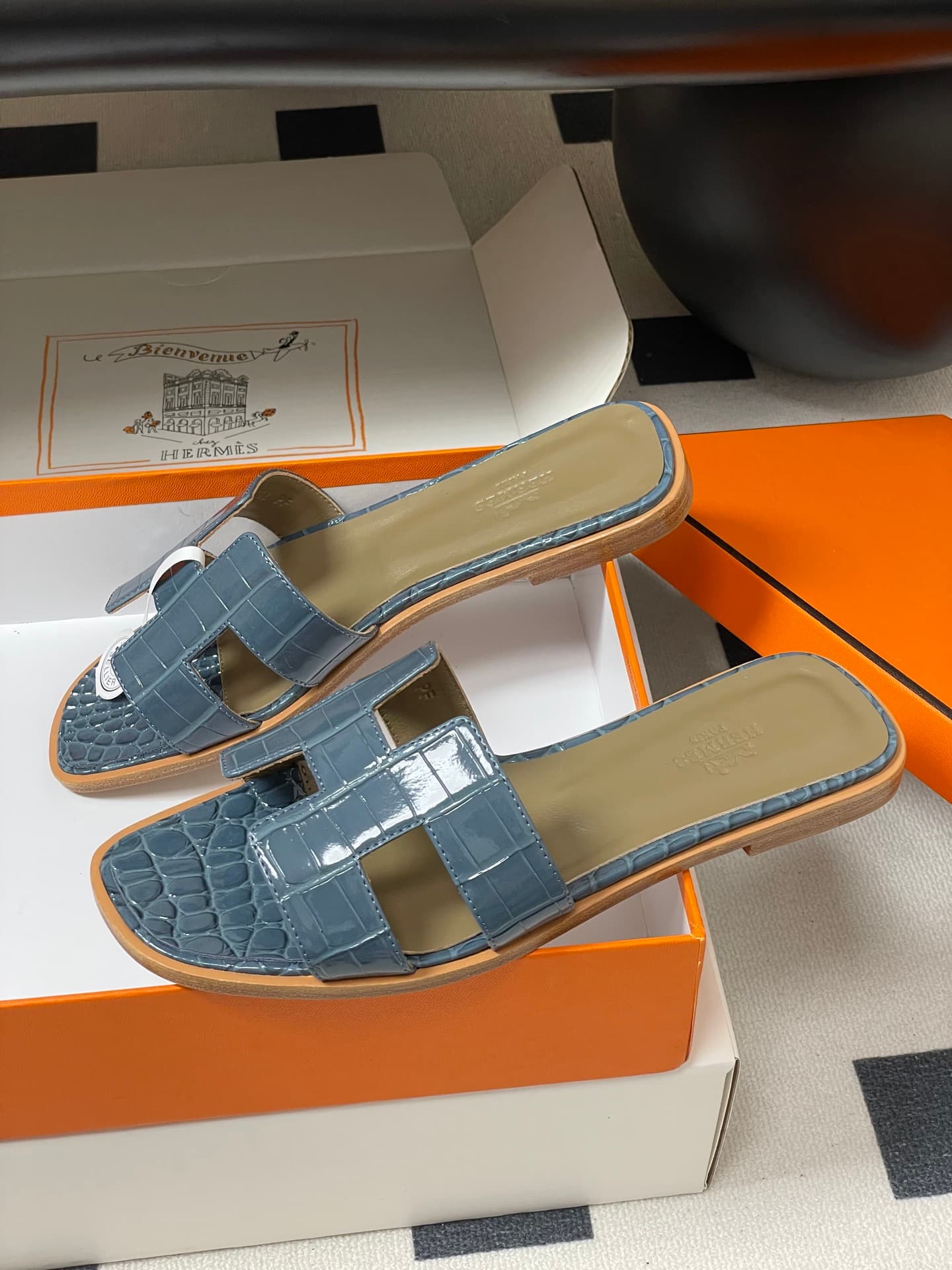 D8102 – Top-quality products (come with high-end boxes or scarves) — image 3