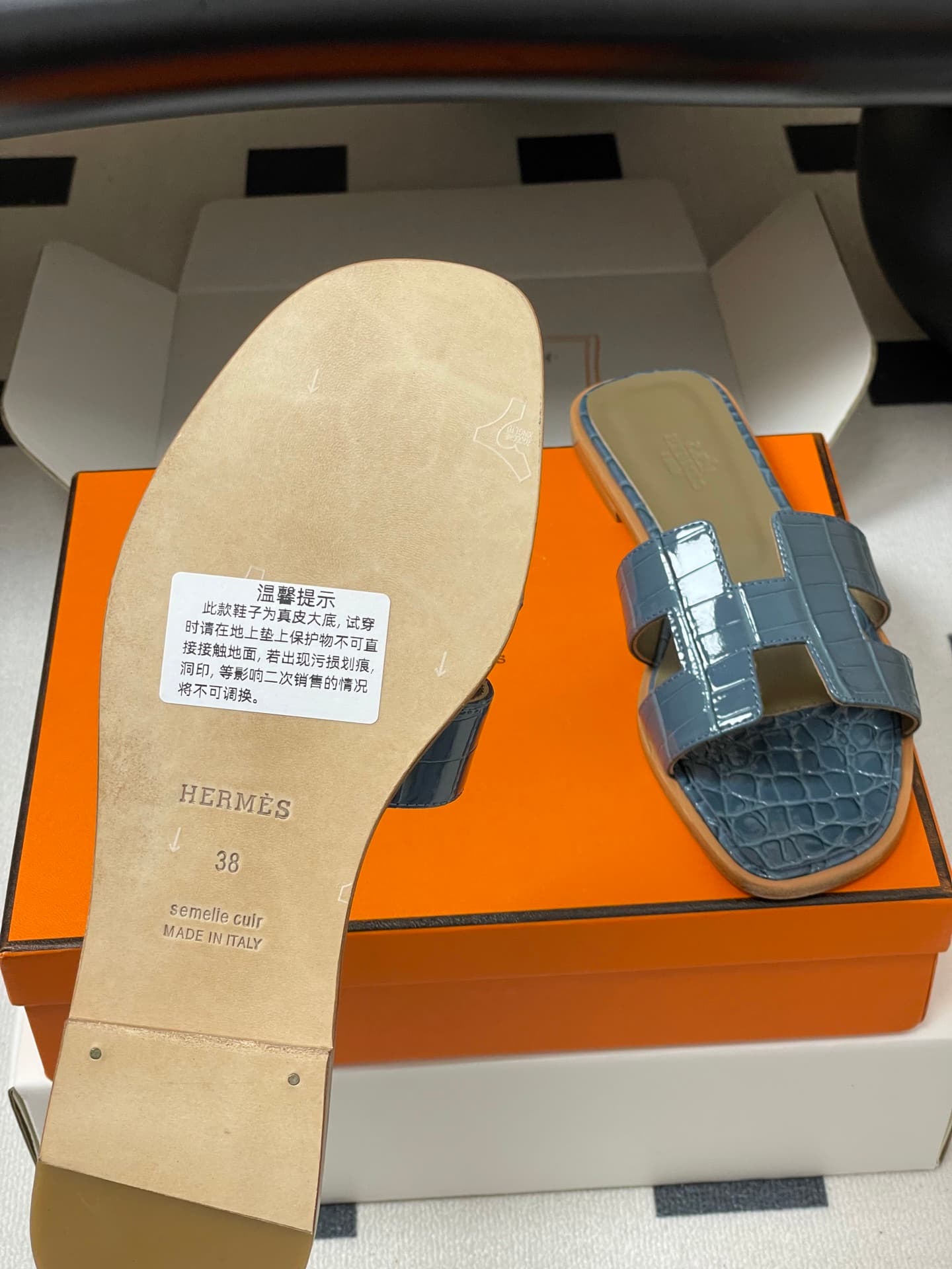 D8102 – Top-quality products (come with high-end boxes or scarves) — image 7