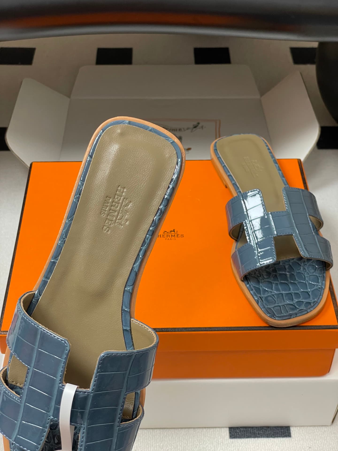 D8102 – Top-quality products (come with high-end boxes or scarves) — image 6
