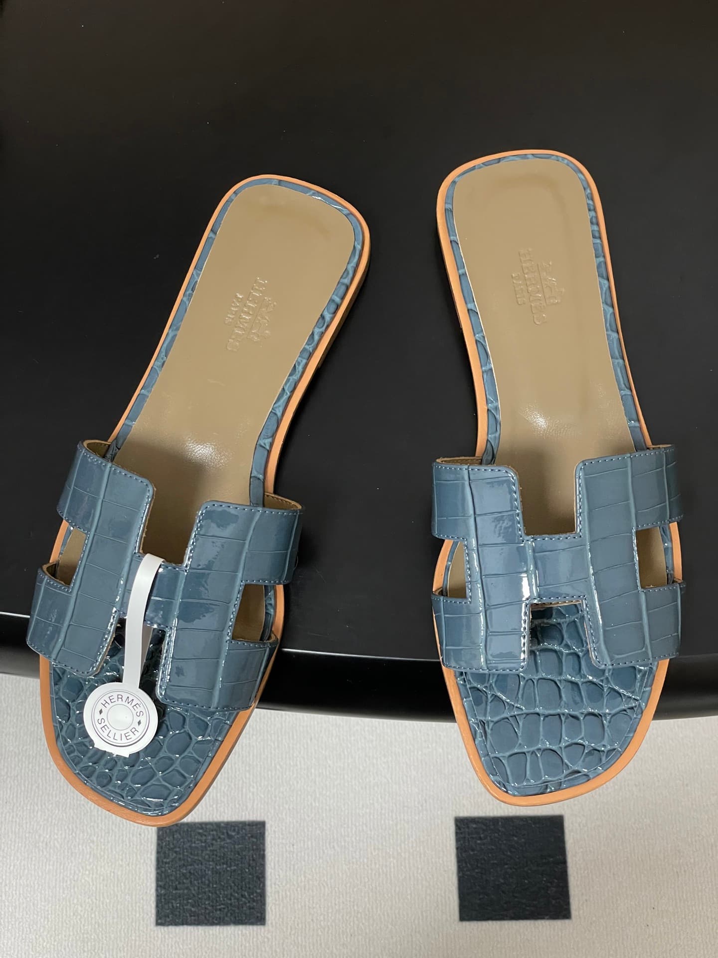 D8102 – Top-quality products (come with high-end boxes or scarves) — image 1