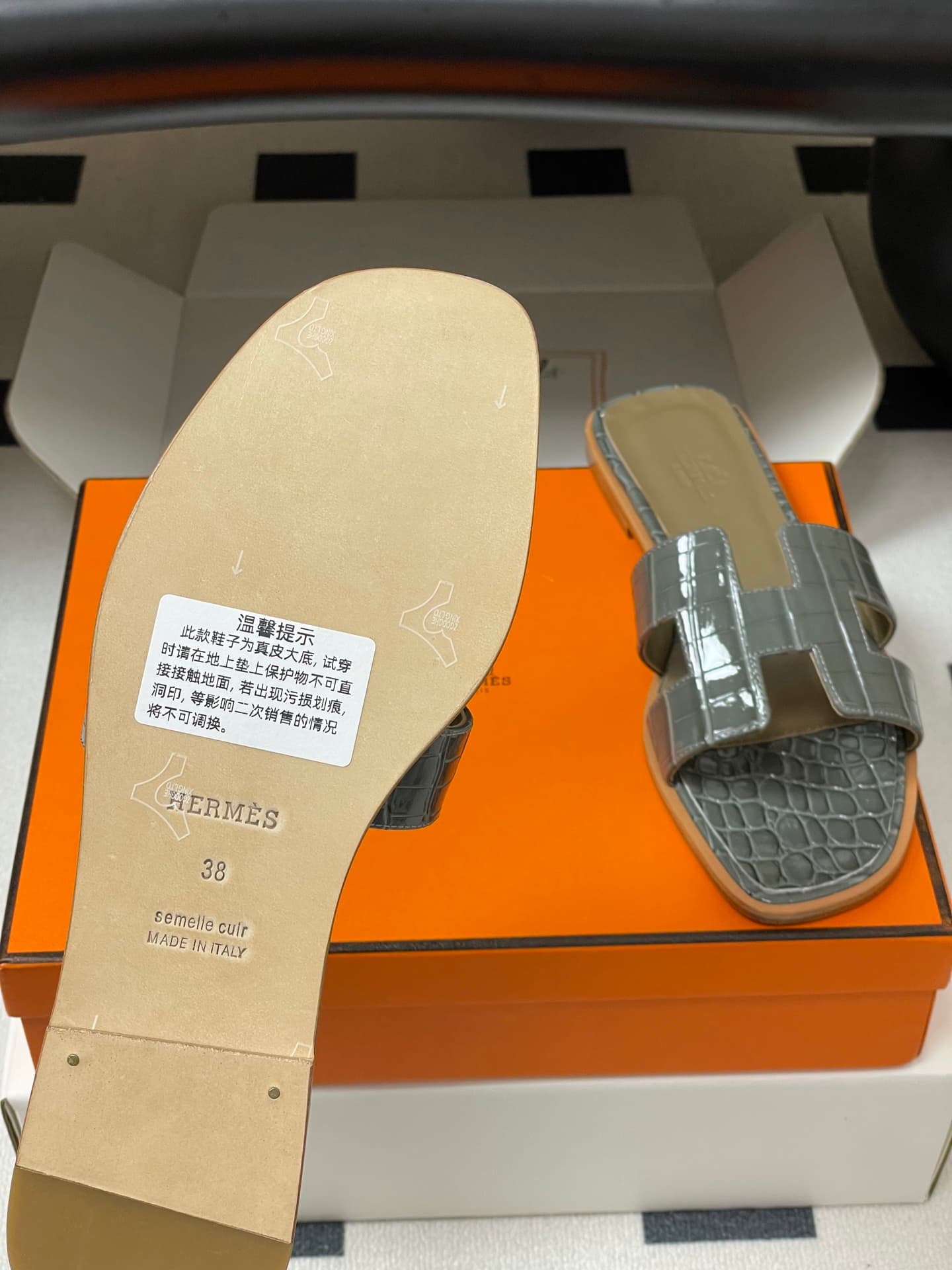 D8101 – Top-quality (wrapped in high-end luggage boxes or scarves) — image 8