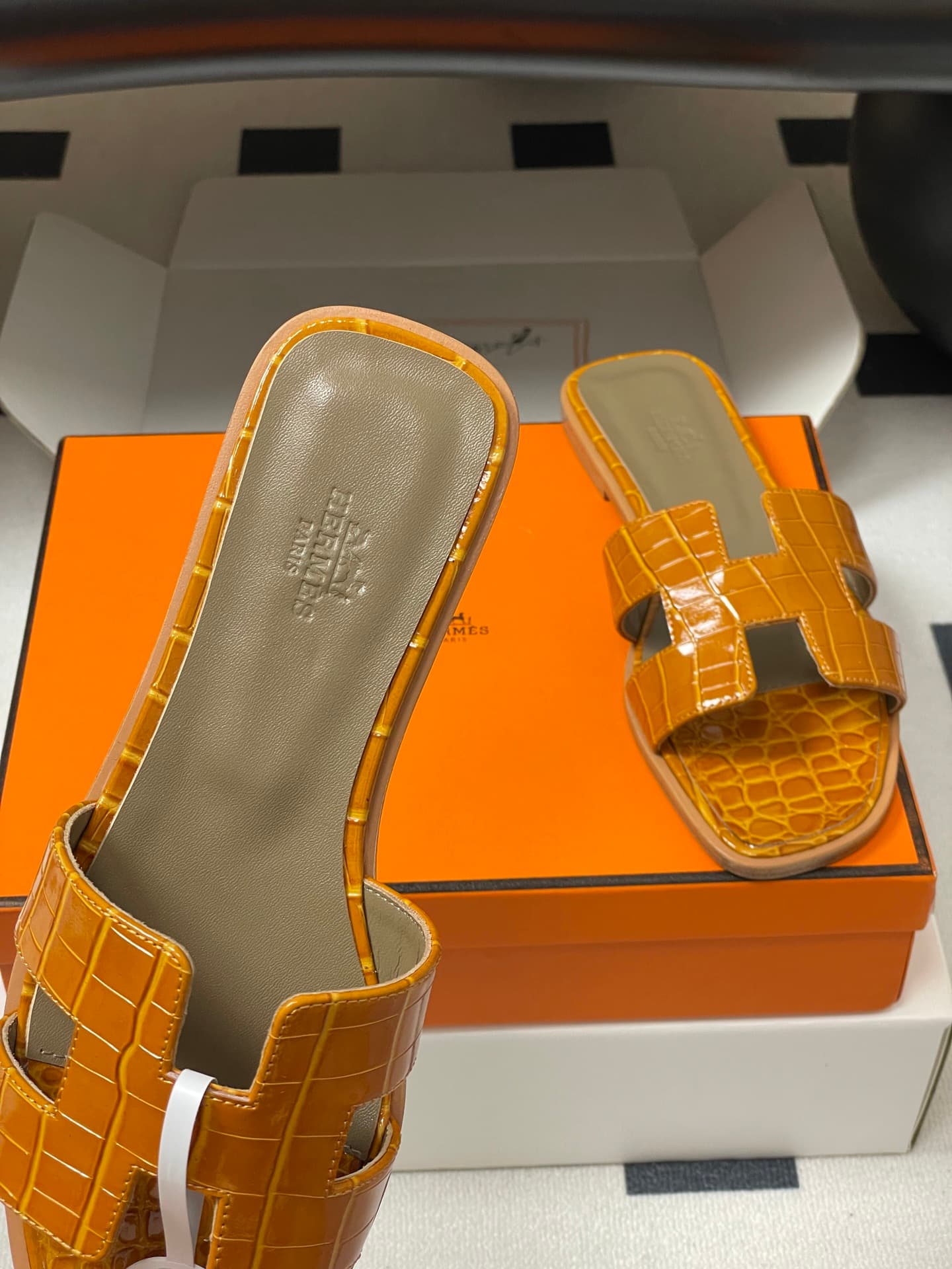 D8100 – Top-quality products (wrapped in high-end boxes or scarves) — image 7