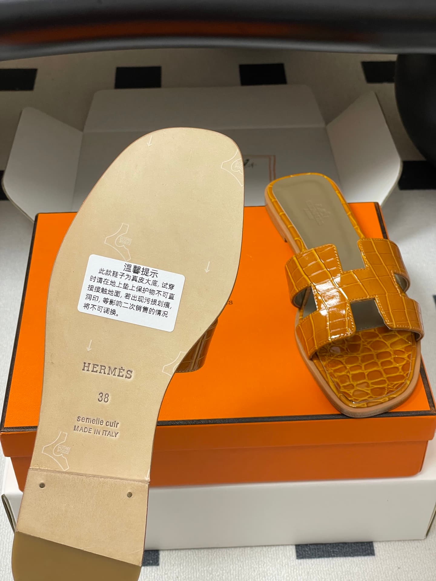 D8100 – Top-quality products (wrapped in high-end boxes or scarves) — image 8