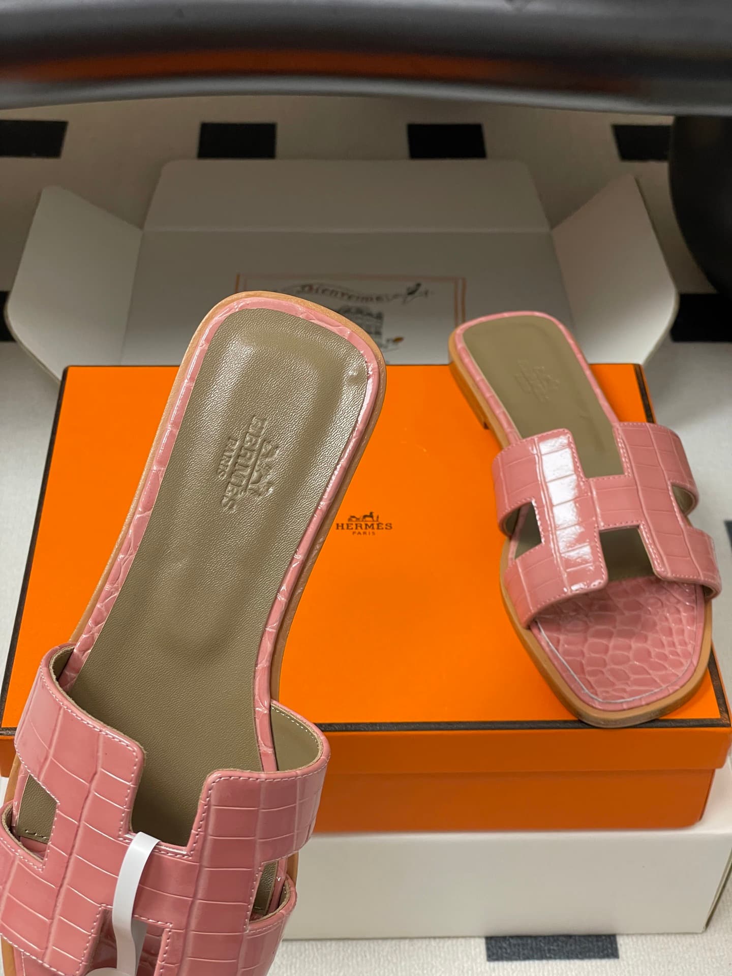 D8099 – Top-quality products (come with high-end packaging boxes or scarves) — image 7