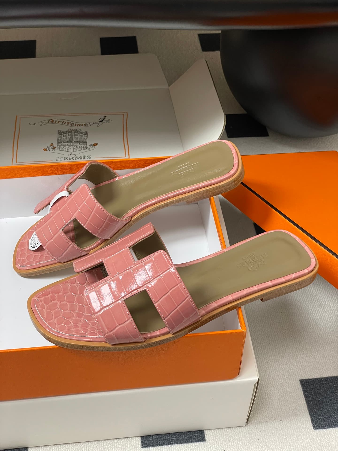 D8099 – Top-quality products (come with high-end packaging boxes or scarves) — image 4