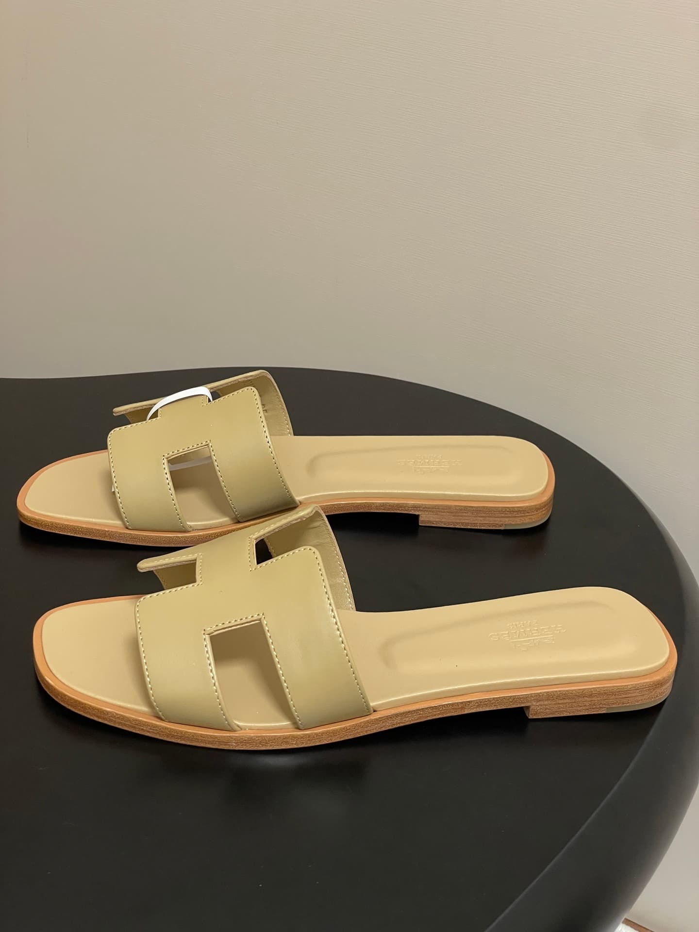 D8093 – Top-quality products (come with high-end boxes or scarves) — image 3