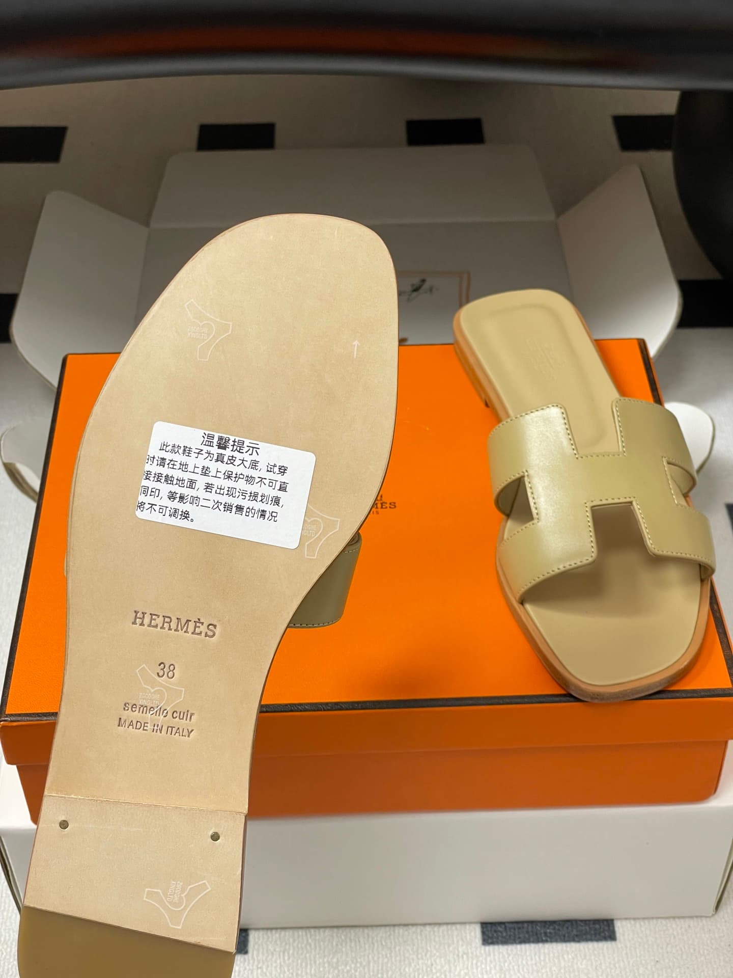 D8093 – Top-quality products (come with high-end boxes or scarves) — image 8