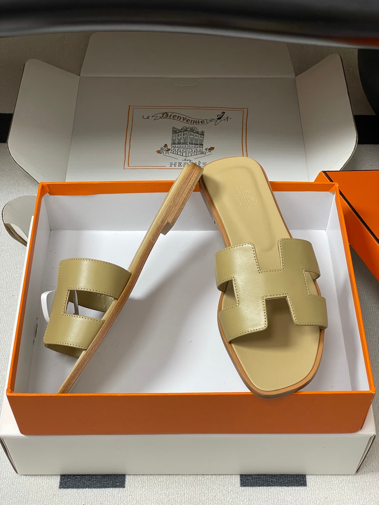D8093 – Top-quality products (come with high-end boxes or scarves) — image 6