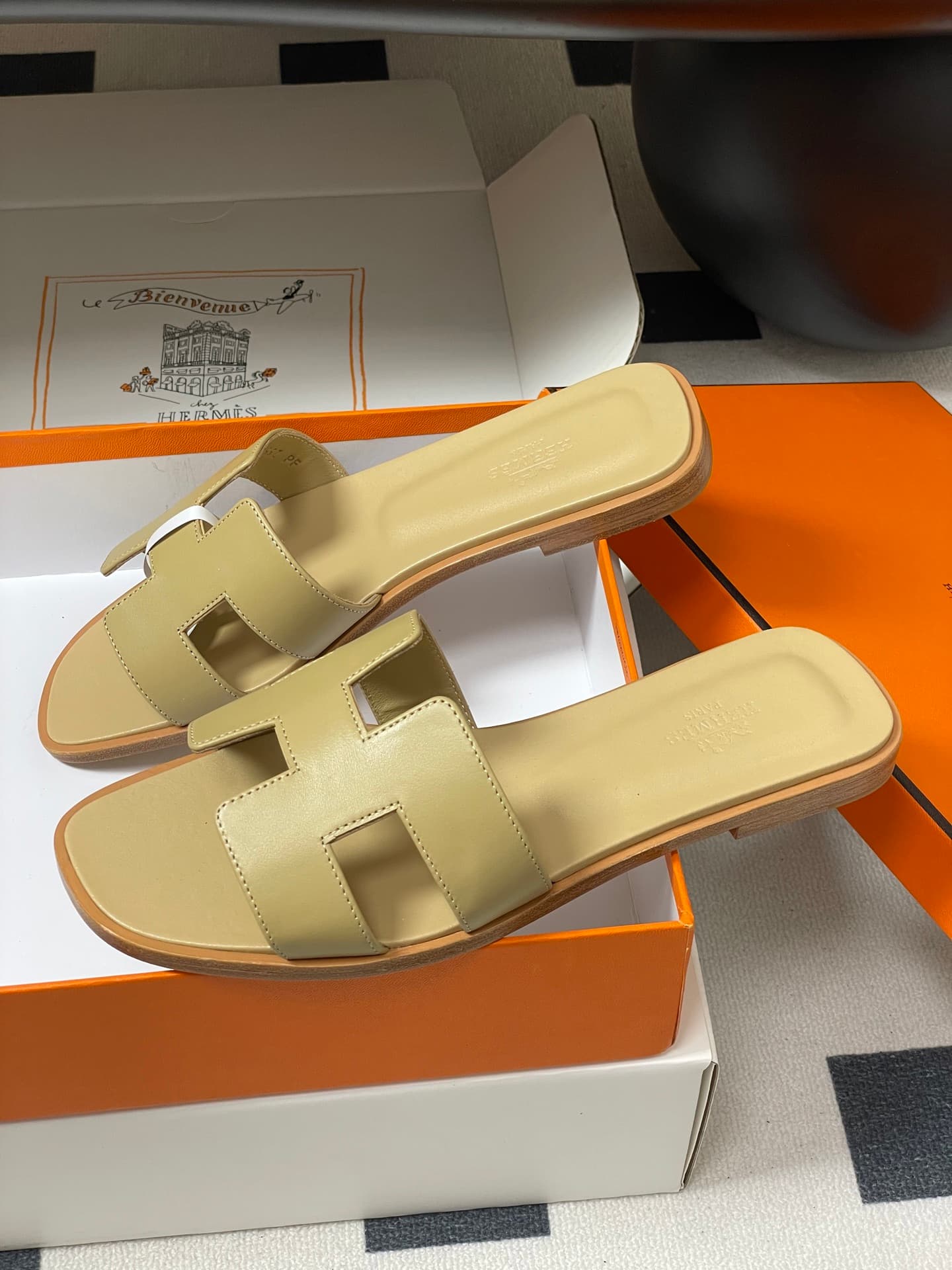 D8093 – Top-quality products (come with high-end boxes or scarves) — image 4