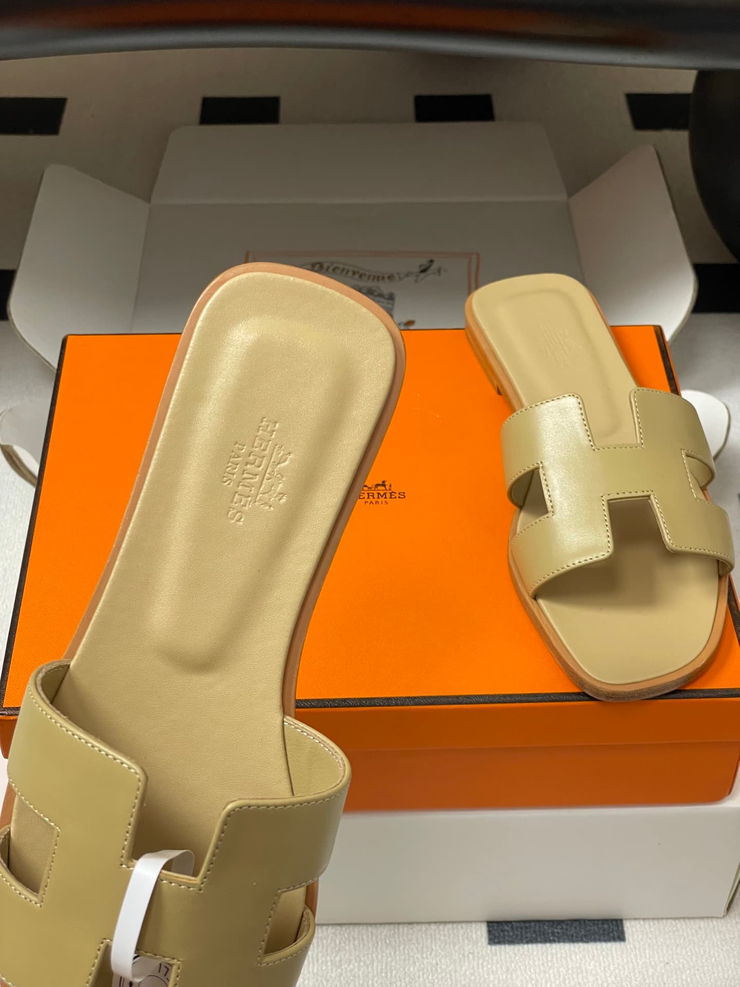 D8093 – Top-quality products (come with high-end boxes or scarves) — image 7