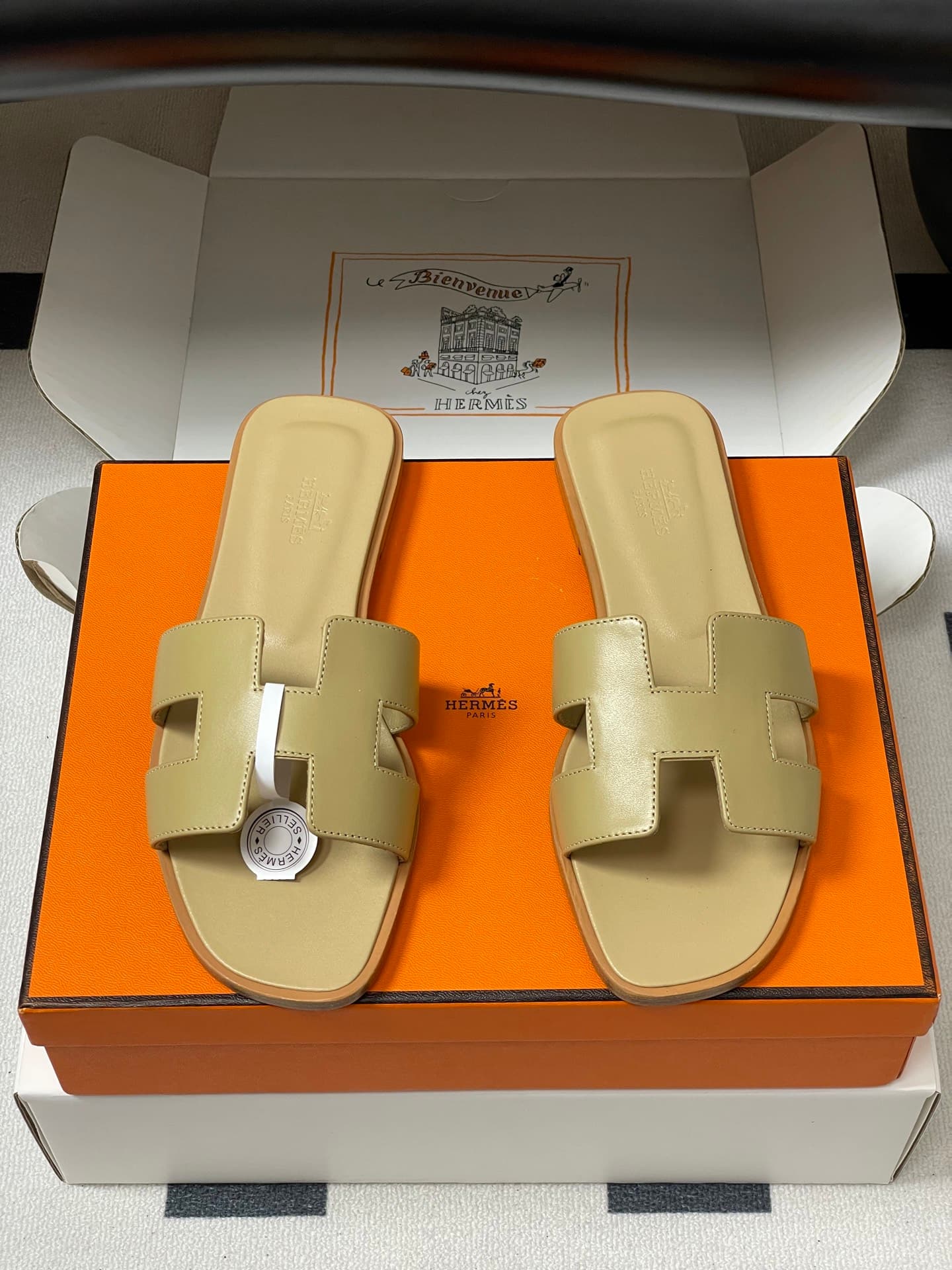 D8093 – Top-quality products (come with high-end boxes or scarves) — image 5