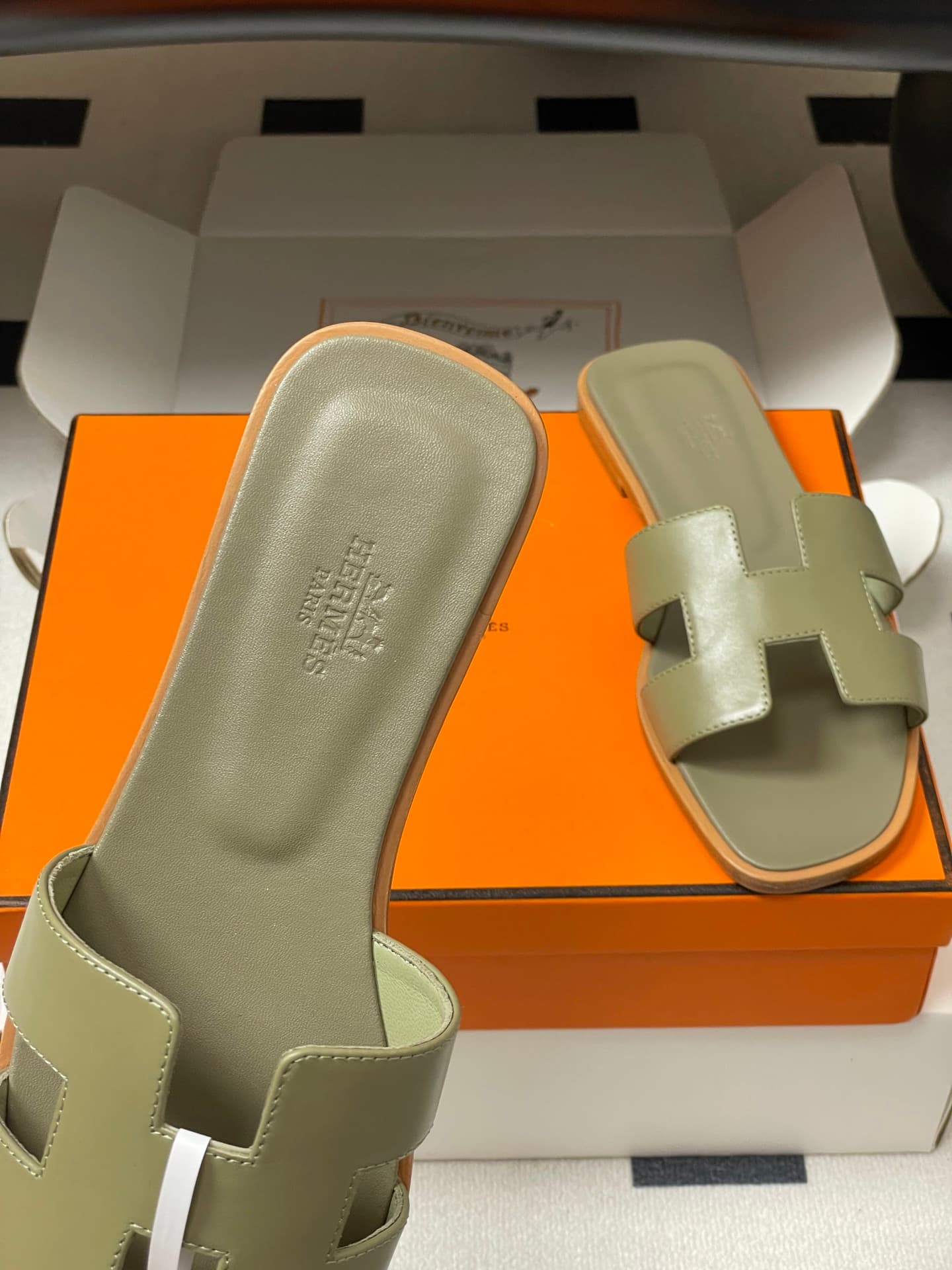 D8092 – Top-quality products (wrapped in high-end boxes or scarves) — image 7