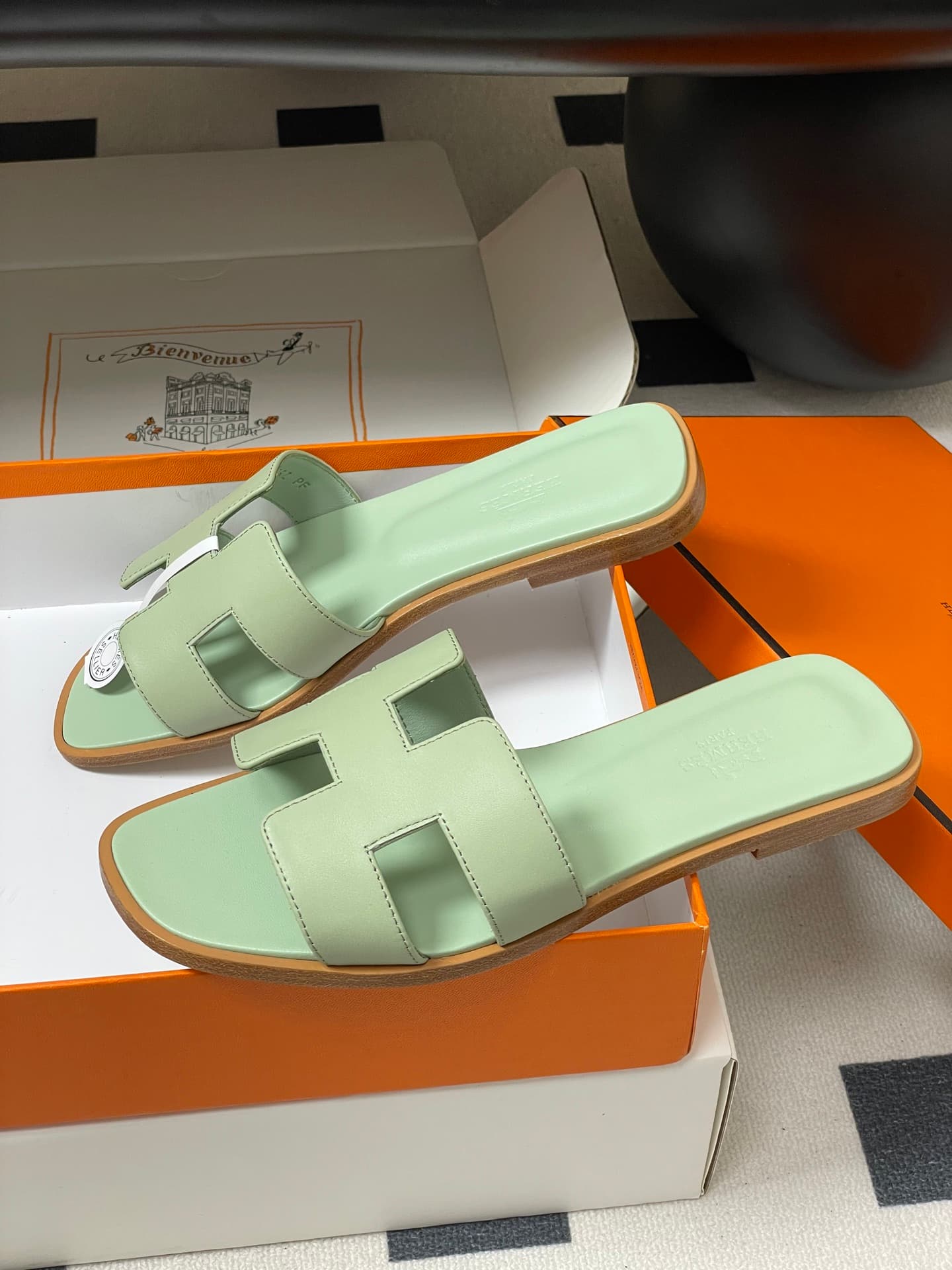 D8091 – Top-quality products (come with high-end packaging boxes and scarves) — image 4