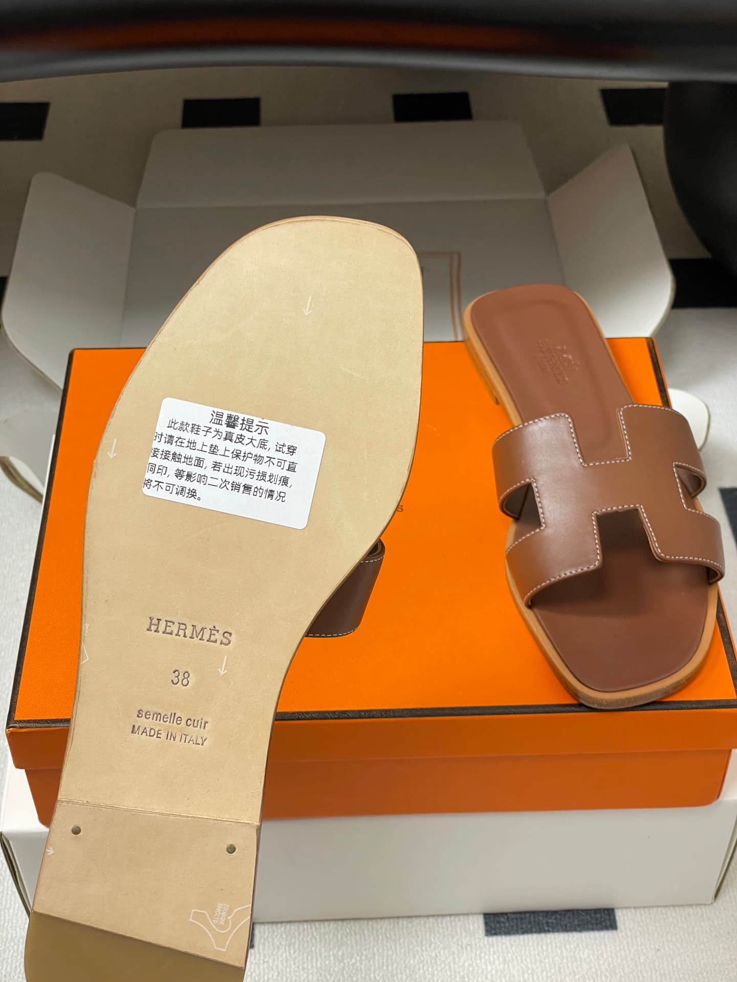 D8090 – Top-quality products (come with high-end gift boxes/scarves) — image 8