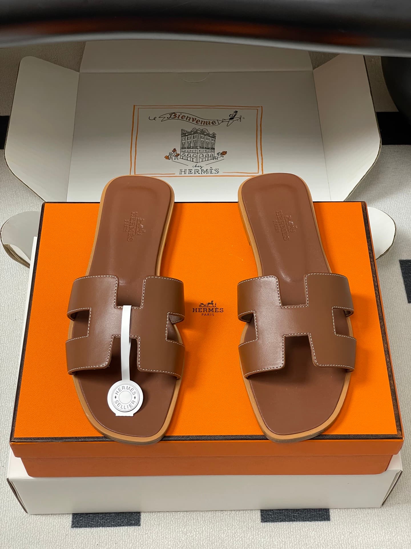 D8090 – Top-quality products (come with high-end gift boxes/scarves) — image 5