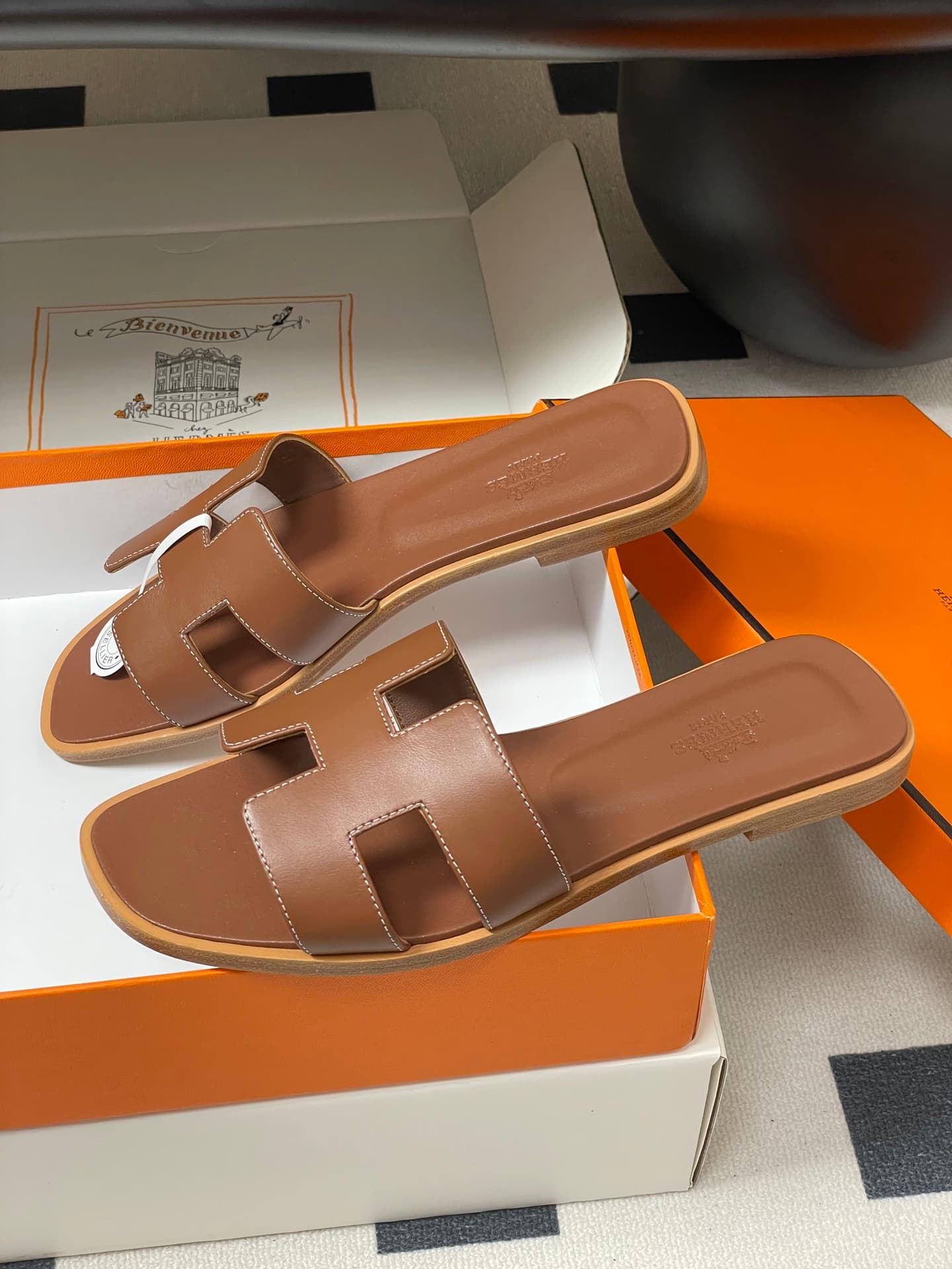 D8090 – Top-quality products (come with high-end gift boxes/scarves) — image 4