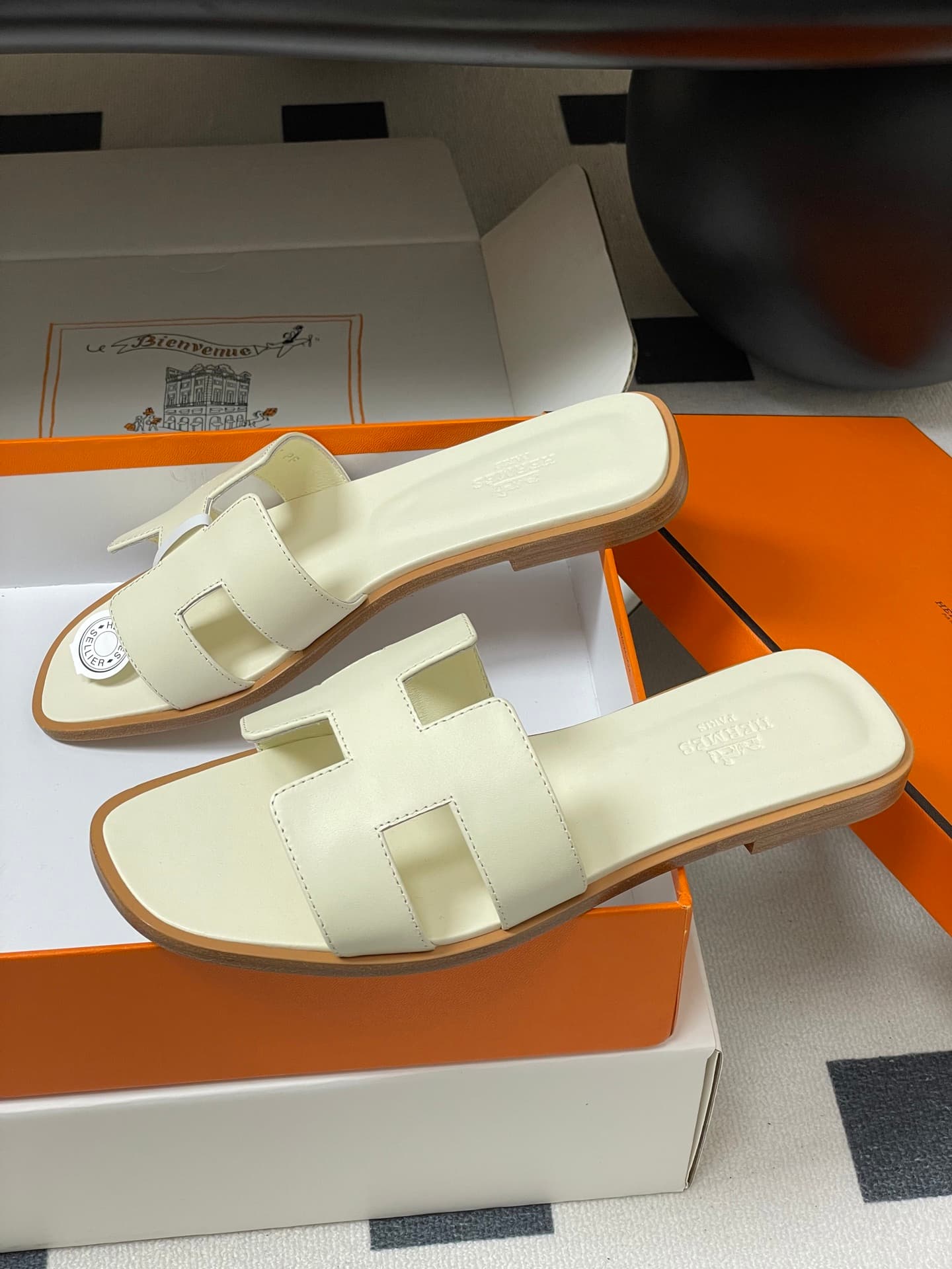 D8089 – Top-quality products (come with high-end packaging boxes or scarves) — image 4