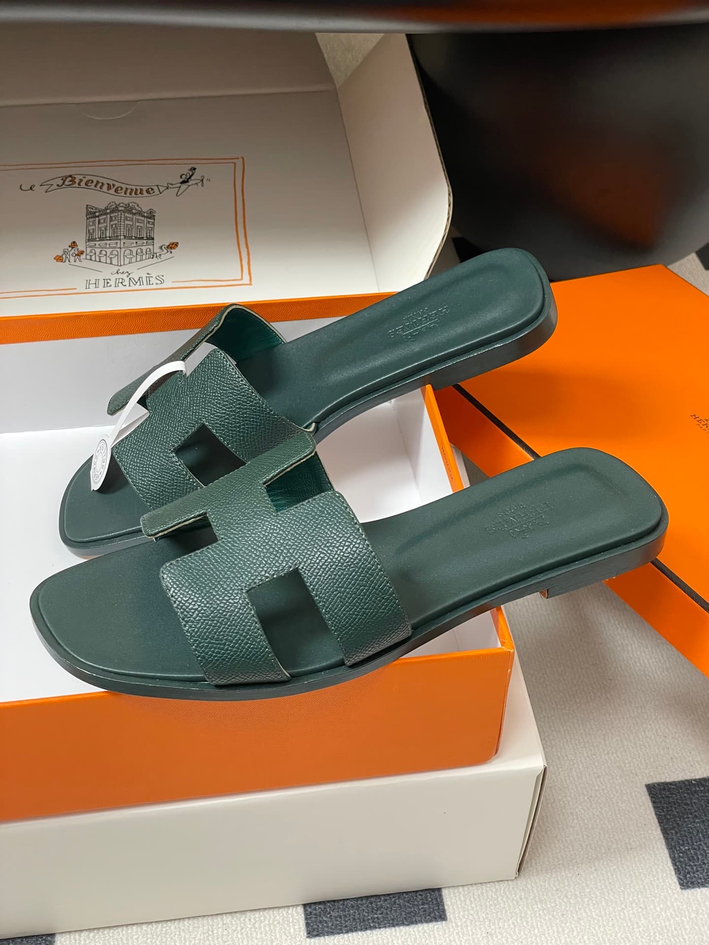 D8084 – Top-quality products (come with high-end gift boxes or scarves) — image 4