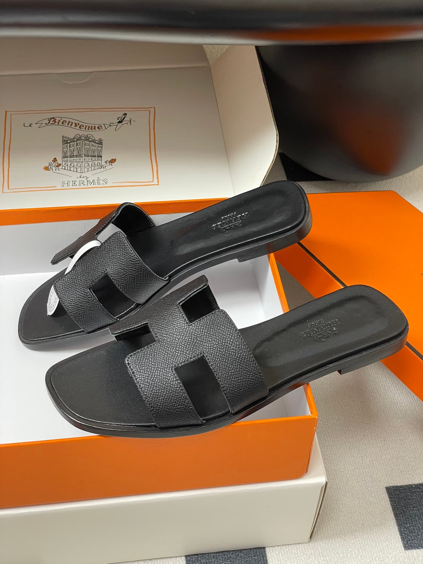 D8072 – Top-quality products (come with high-end boxes or scarves) — image 4