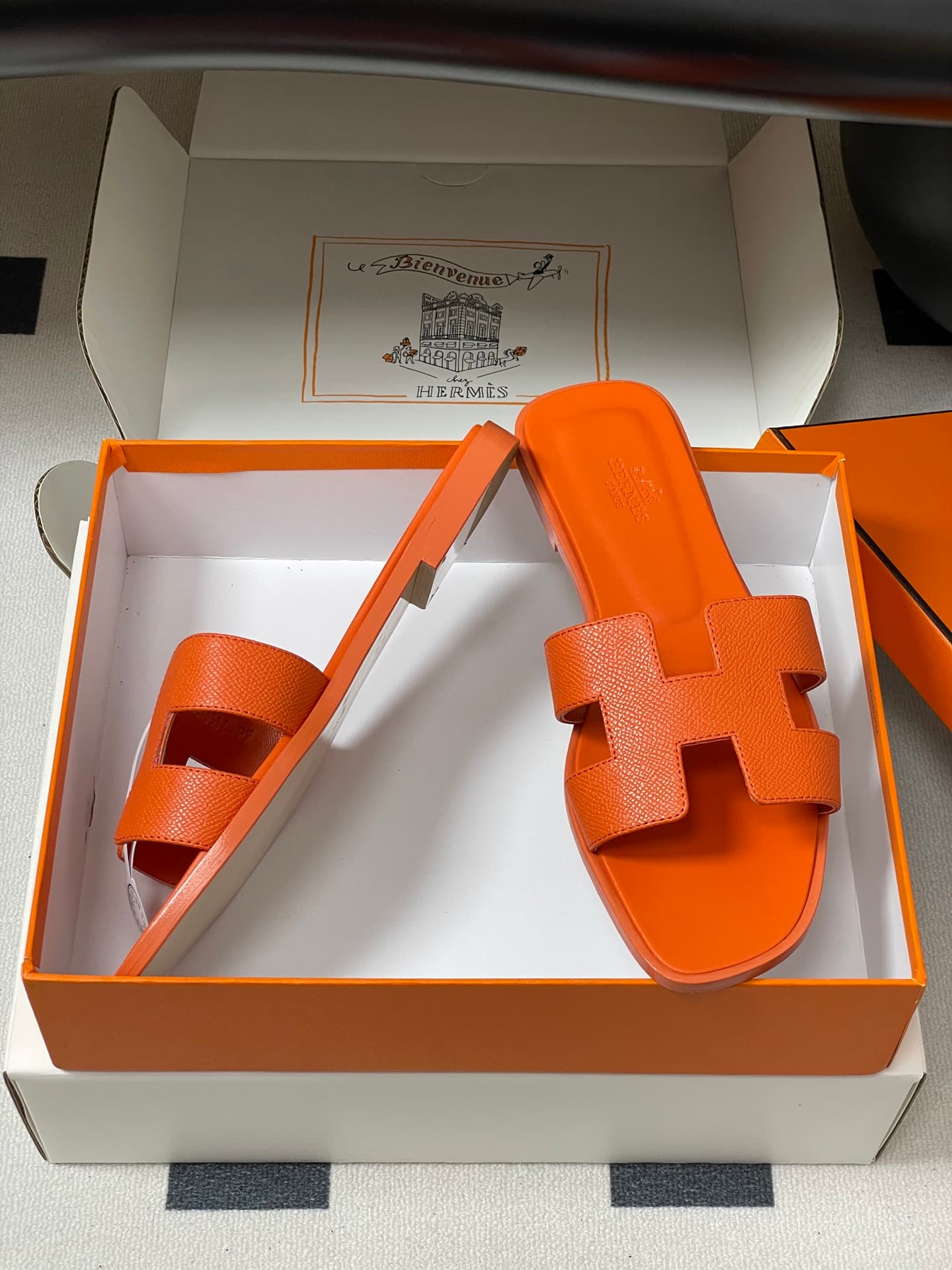 D8071 – Top-quality products (come with high-end boxes or scarves) — image 6