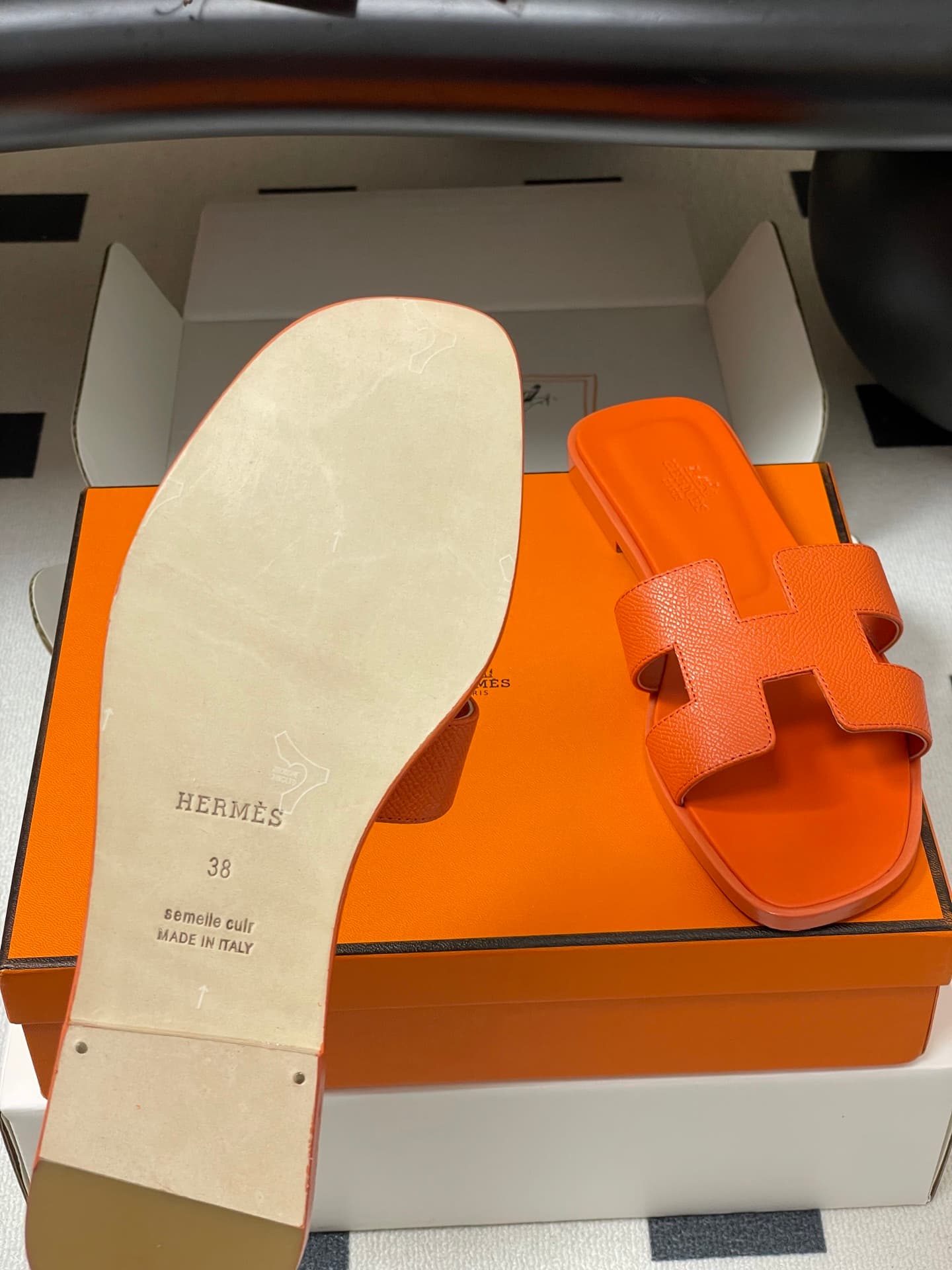 D8071 – Top-quality products (come with high-end boxes or scarves) — image 8