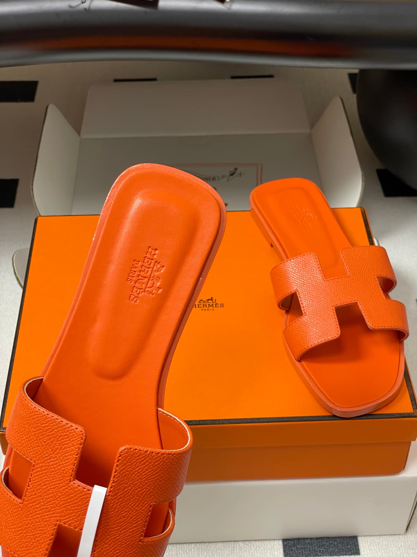D8071 – Top-quality products (come with high-end boxes or scarves) — image 7