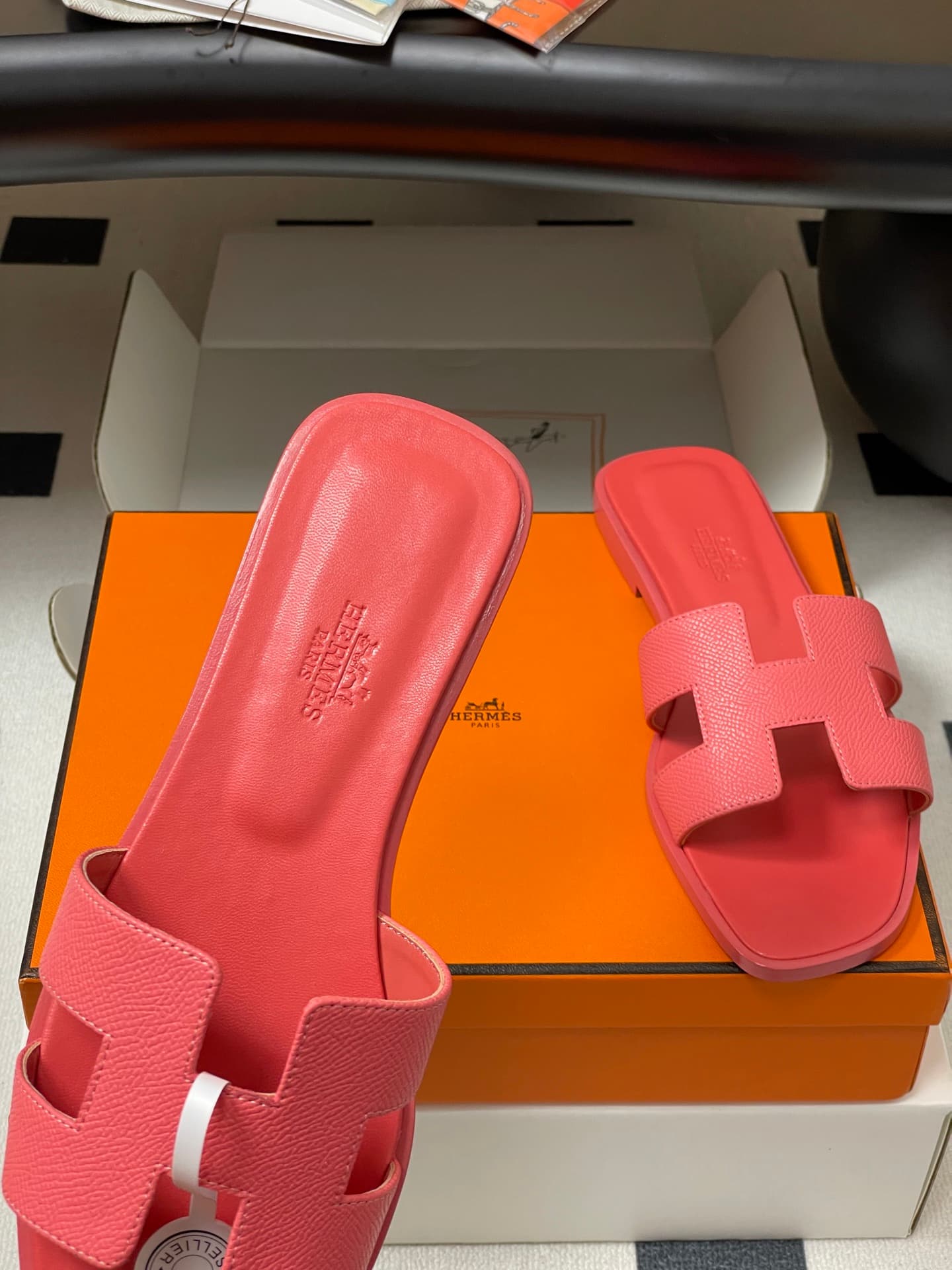 D8068 – Top-quality products (come with high-end boxes or scarves) — image 7