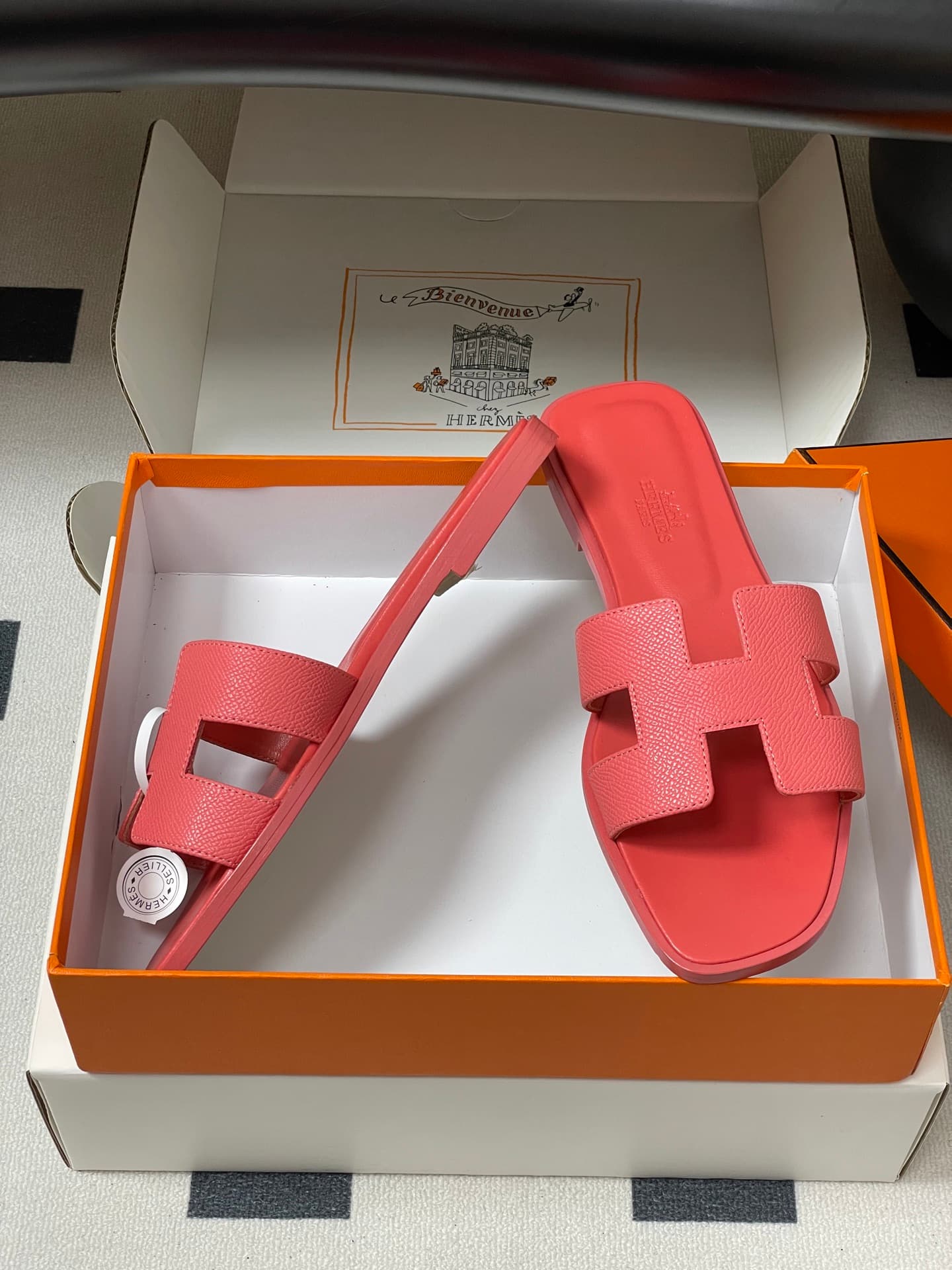 D8068 – Top-quality products (come with high-end boxes or scarves) — image 6