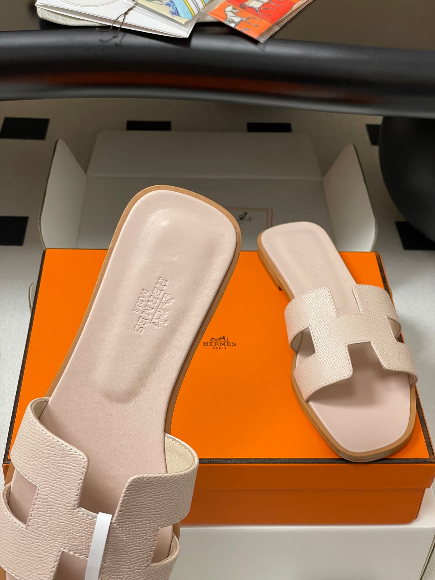 D8051 – Top-quality products (come with high-end boxes or scarves) — image 7