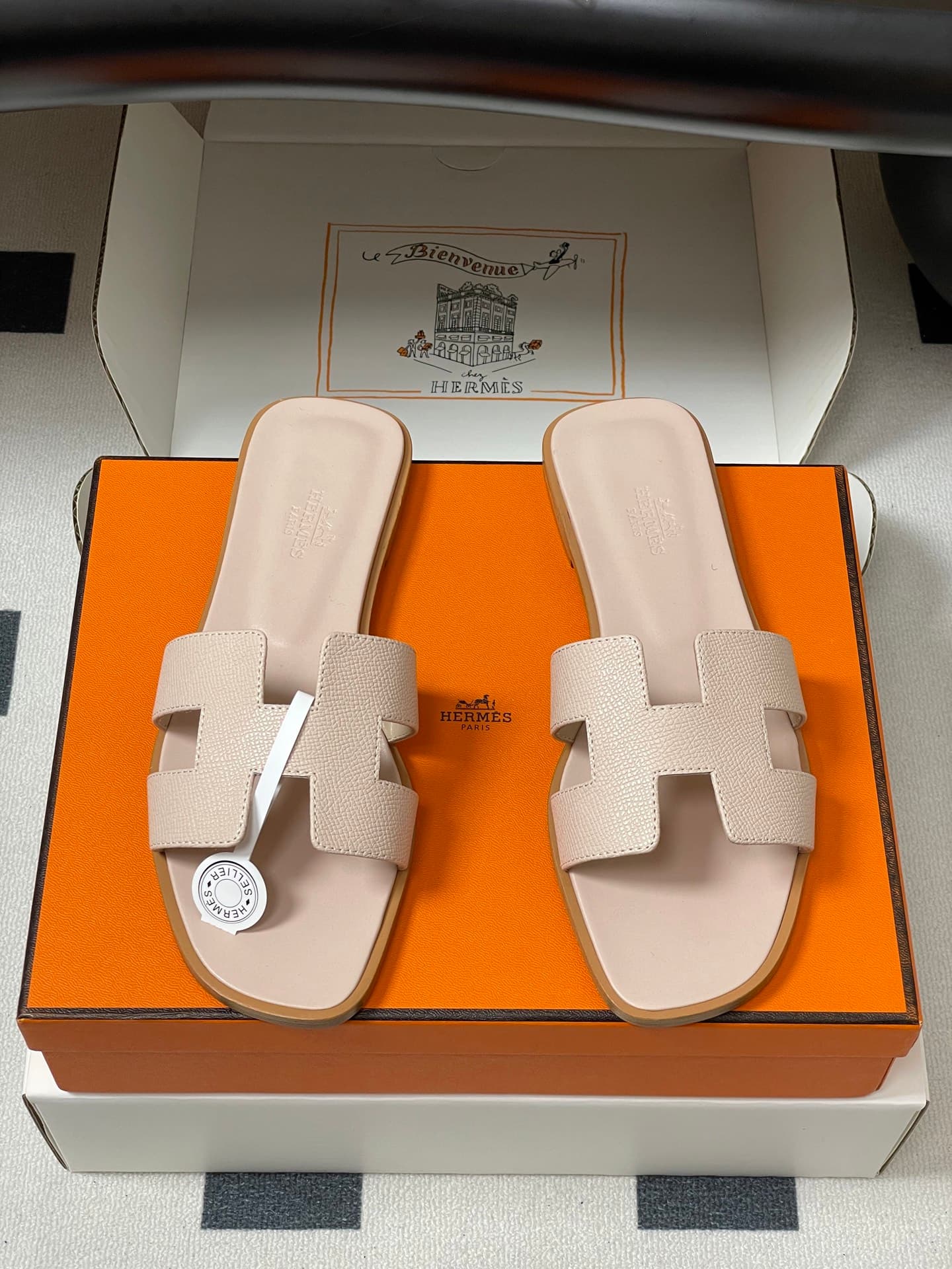 D8051 – Top-quality products (come with high-end boxes or scarves) — image 5