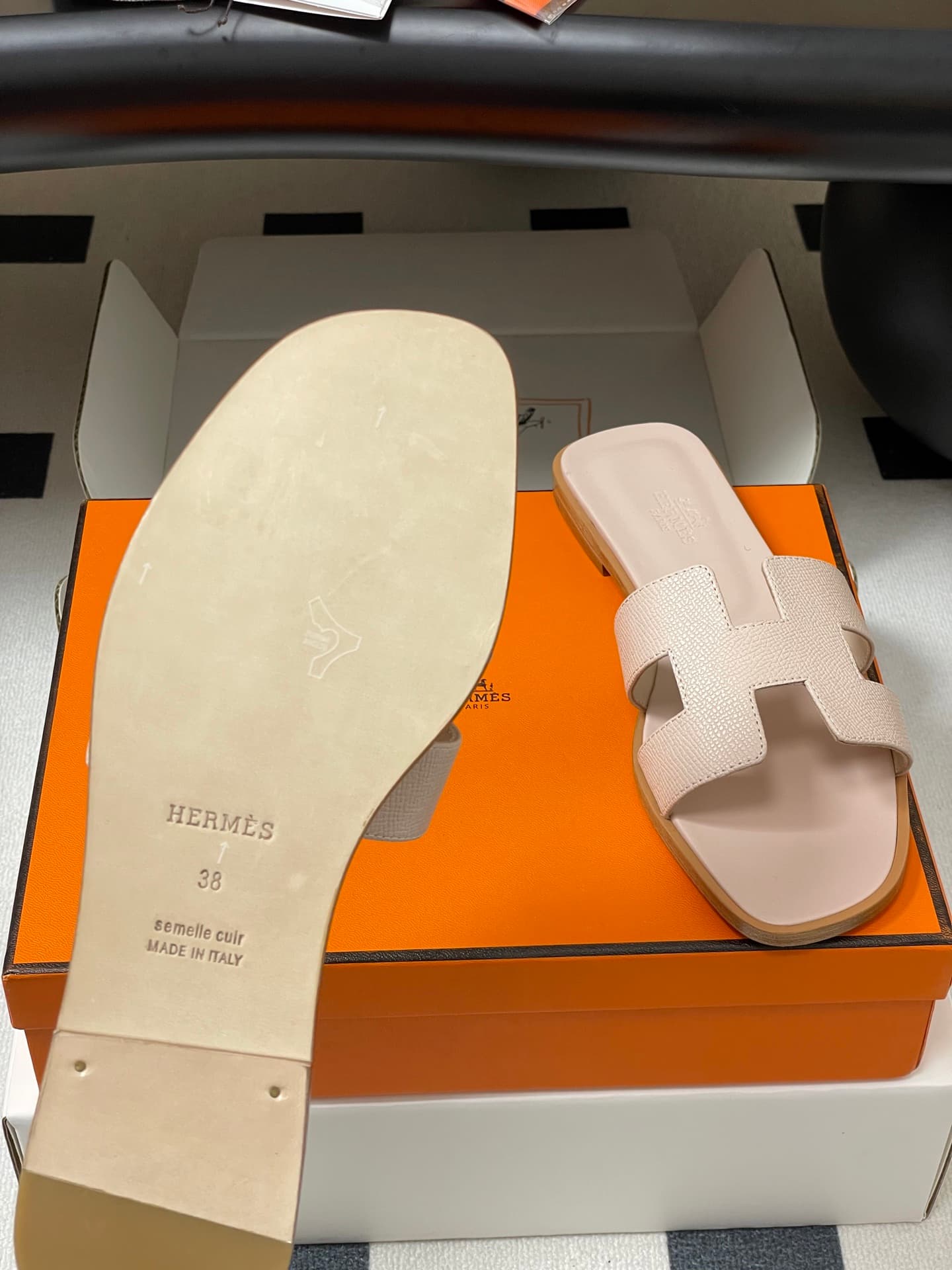 D8051 – Top-quality products (come with high-end boxes or scarves) — image 8