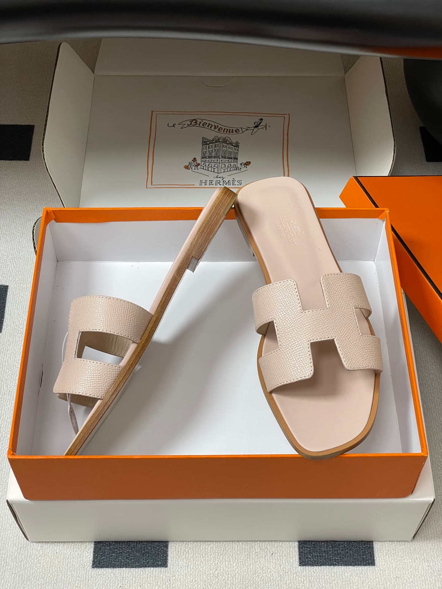 D8051 – Top-quality products (come with high-end boxes or scarves) — image 6