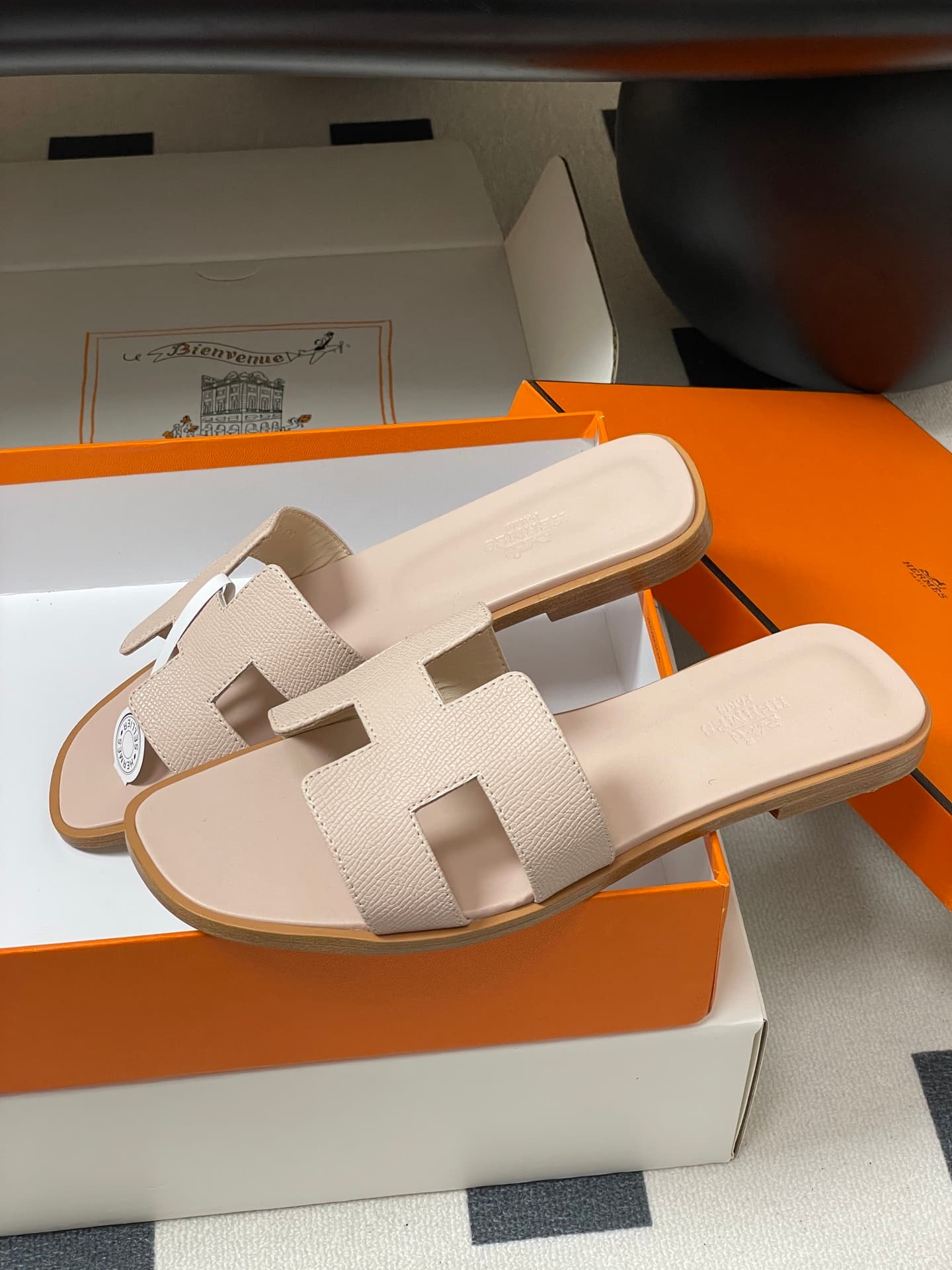 D8051 – Top-quality products (come with high-end boxes or scarves) — image 4