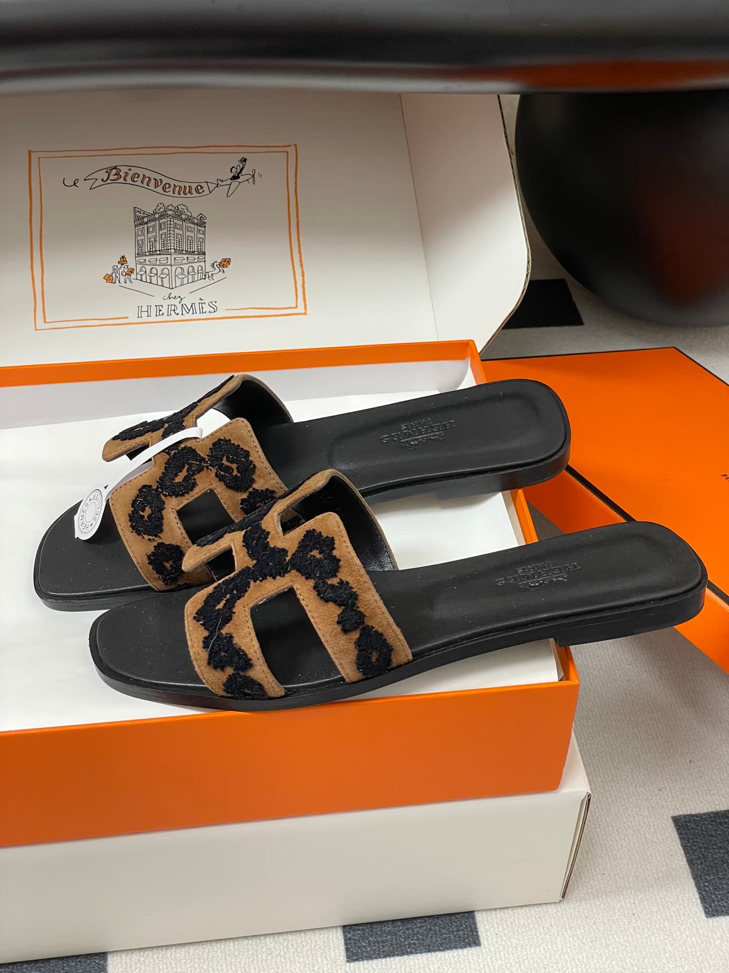 D8039 – Top-quality products (come with high-end gift boxes or scarves) — image 4