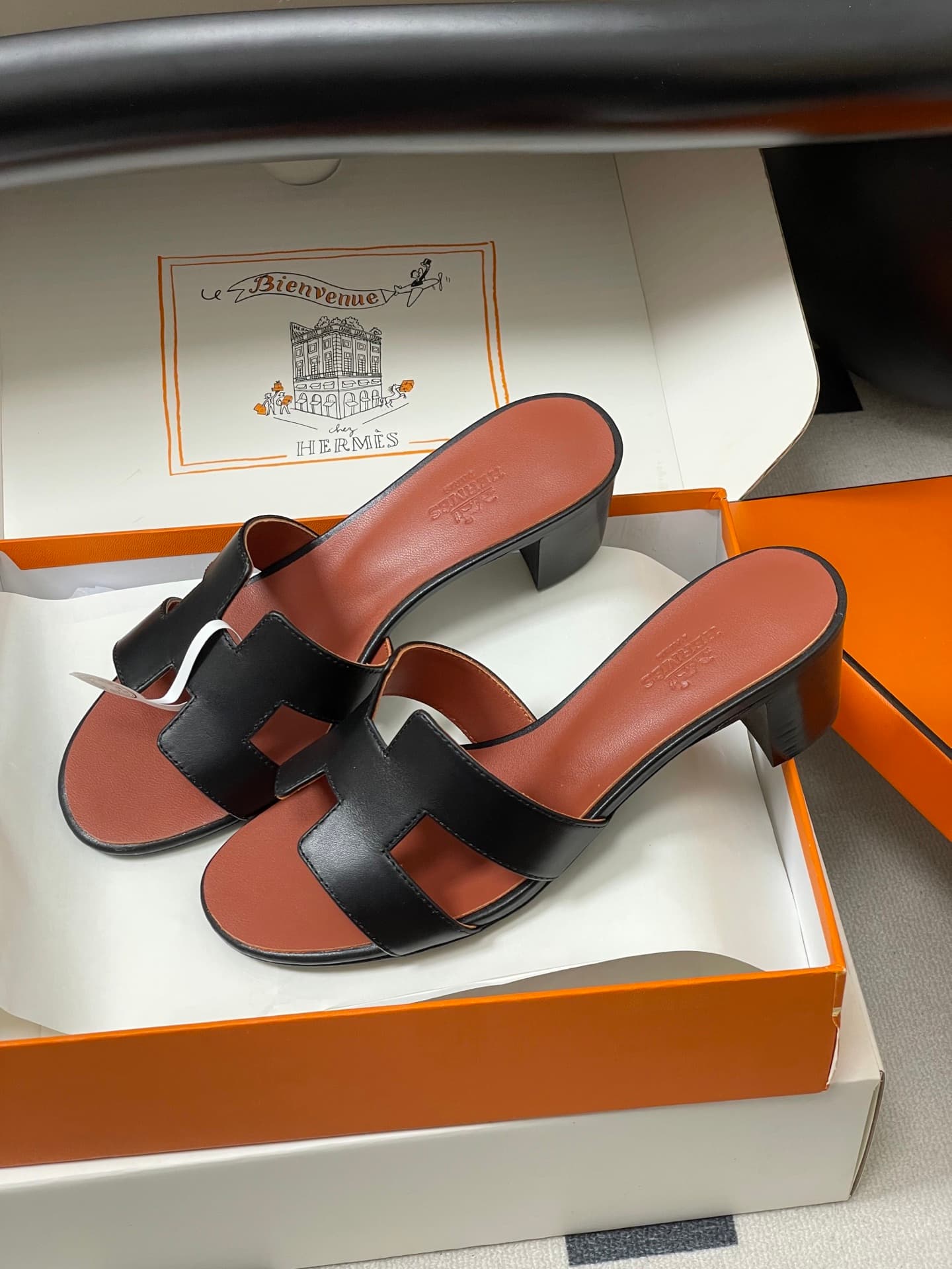 D8032 – Top-quality products (wrapped in high-end gift boxes ✈️/scarves) — image 4
