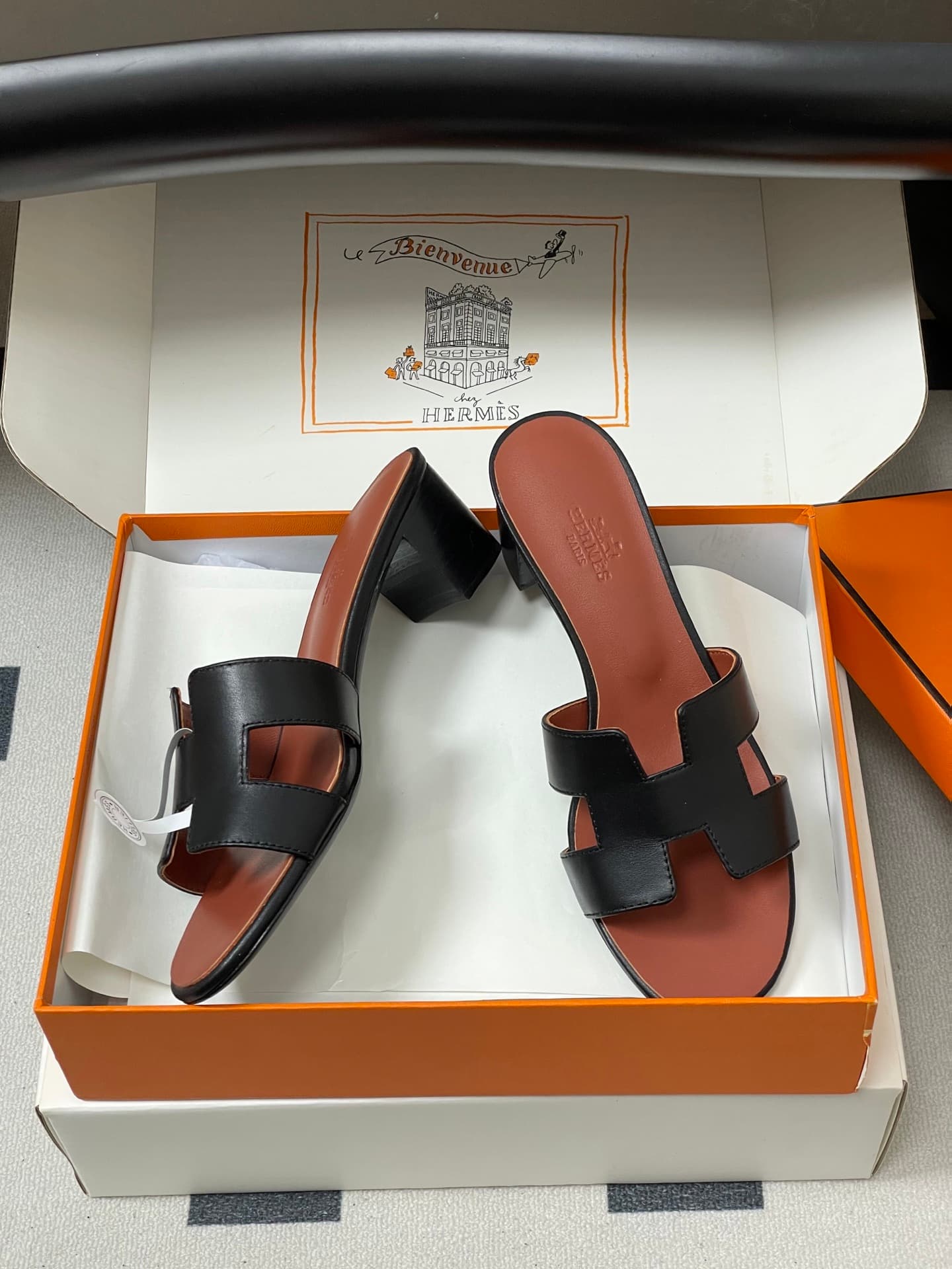 D8032 – Top-quality products (wrapped in high-end gift boxes ✈️/scarves) — image 6