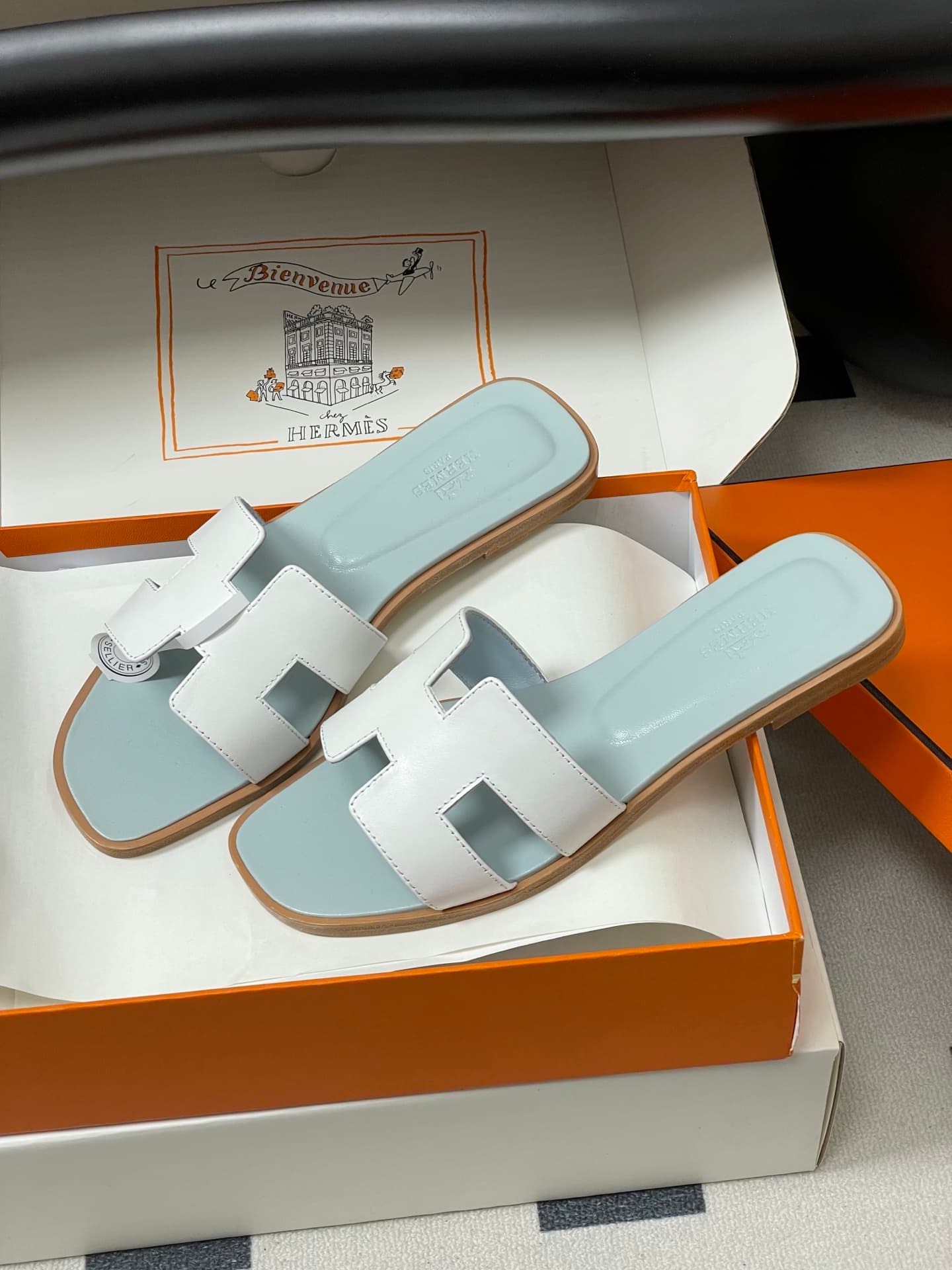 D8029 – Top-quality products (wrapped in high-end gift boxes ✈️/scarves) — image 4