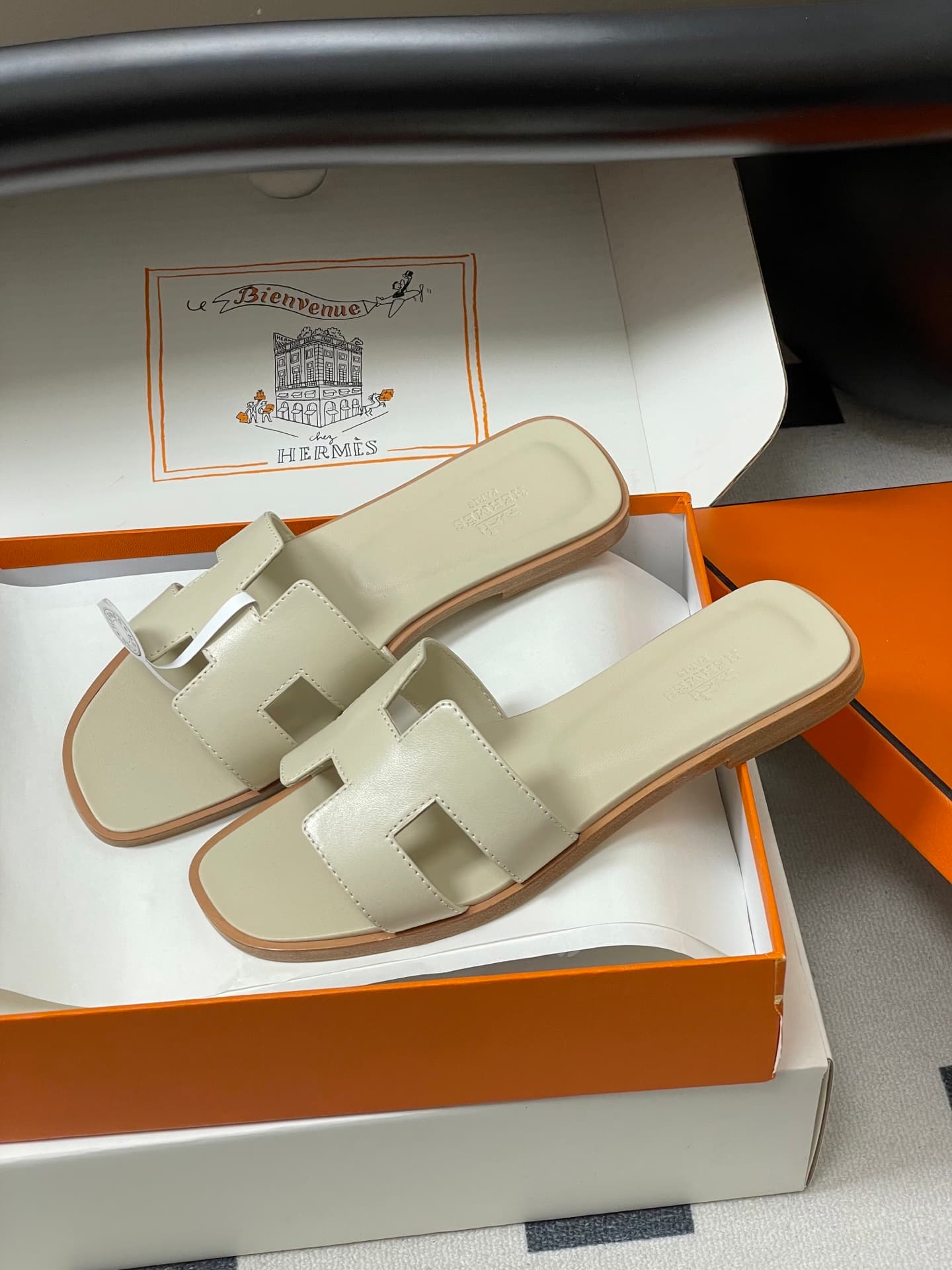 D8027 – Top-quality products (wrapped in high-end gift boxes ✈️/scarves) — image 4