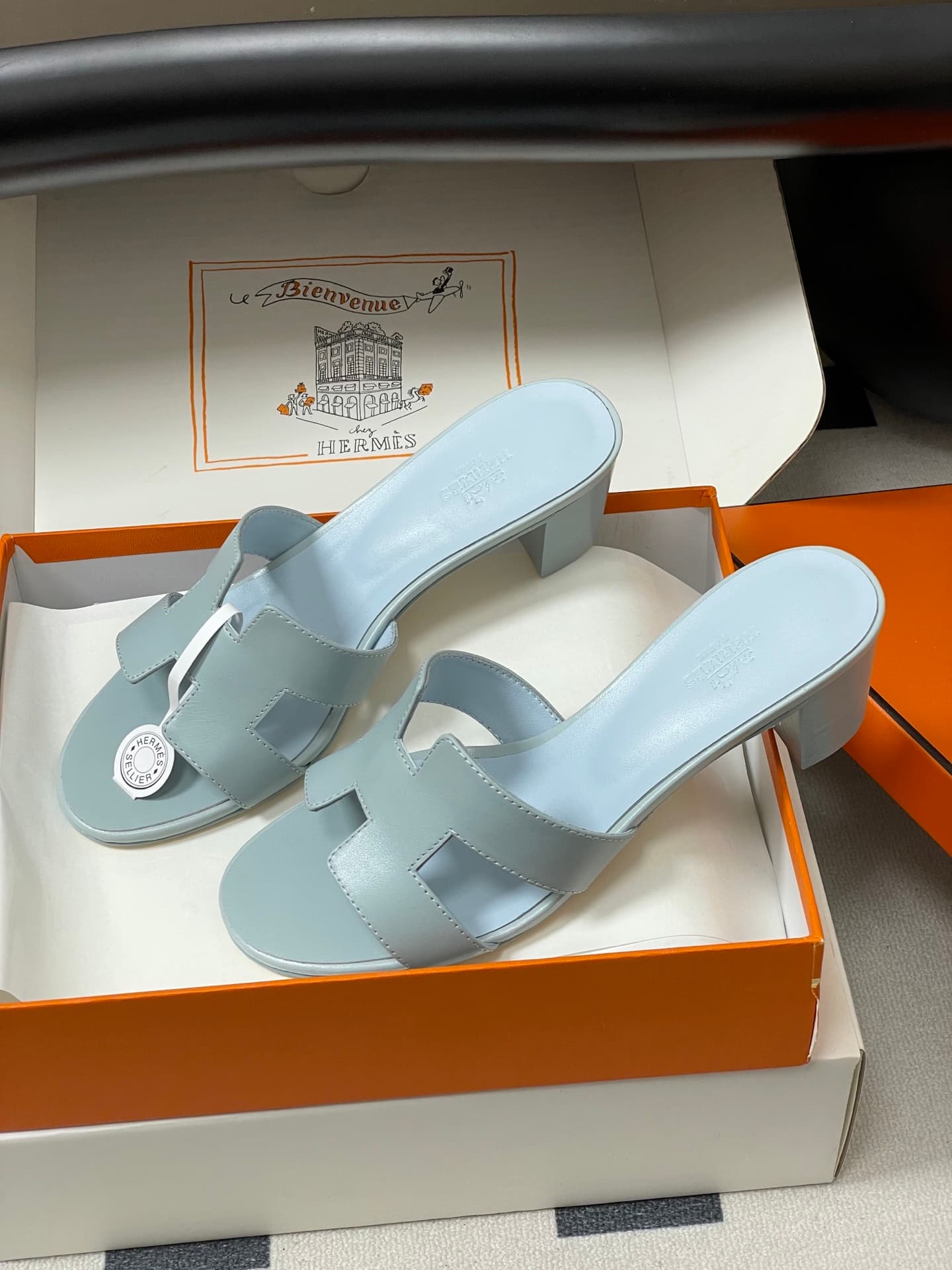 D8026 – Top-quality products (wrapped in high-end gift boxes ✈️/scarves) — image 4
