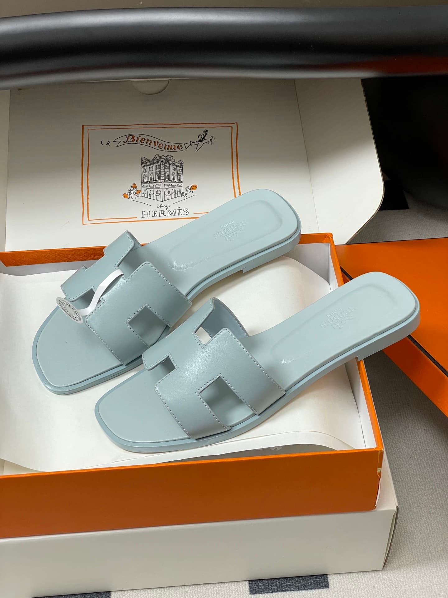 D8025 – Top-quality products (wrapped in high-end luggage boxes ✈️/scarves) — image 4