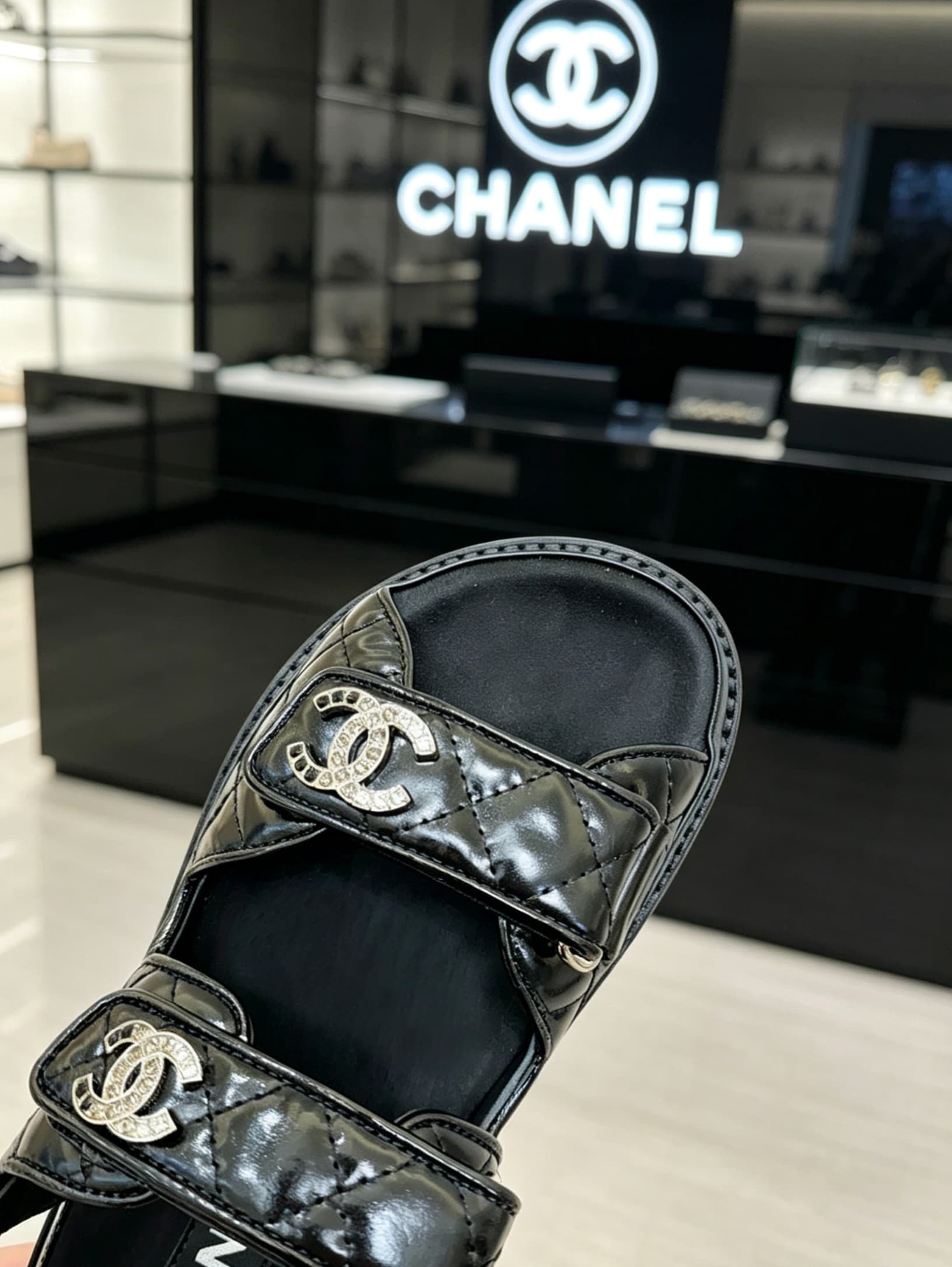 D4035 Delivered in a special box packaging for Chanel — image 7