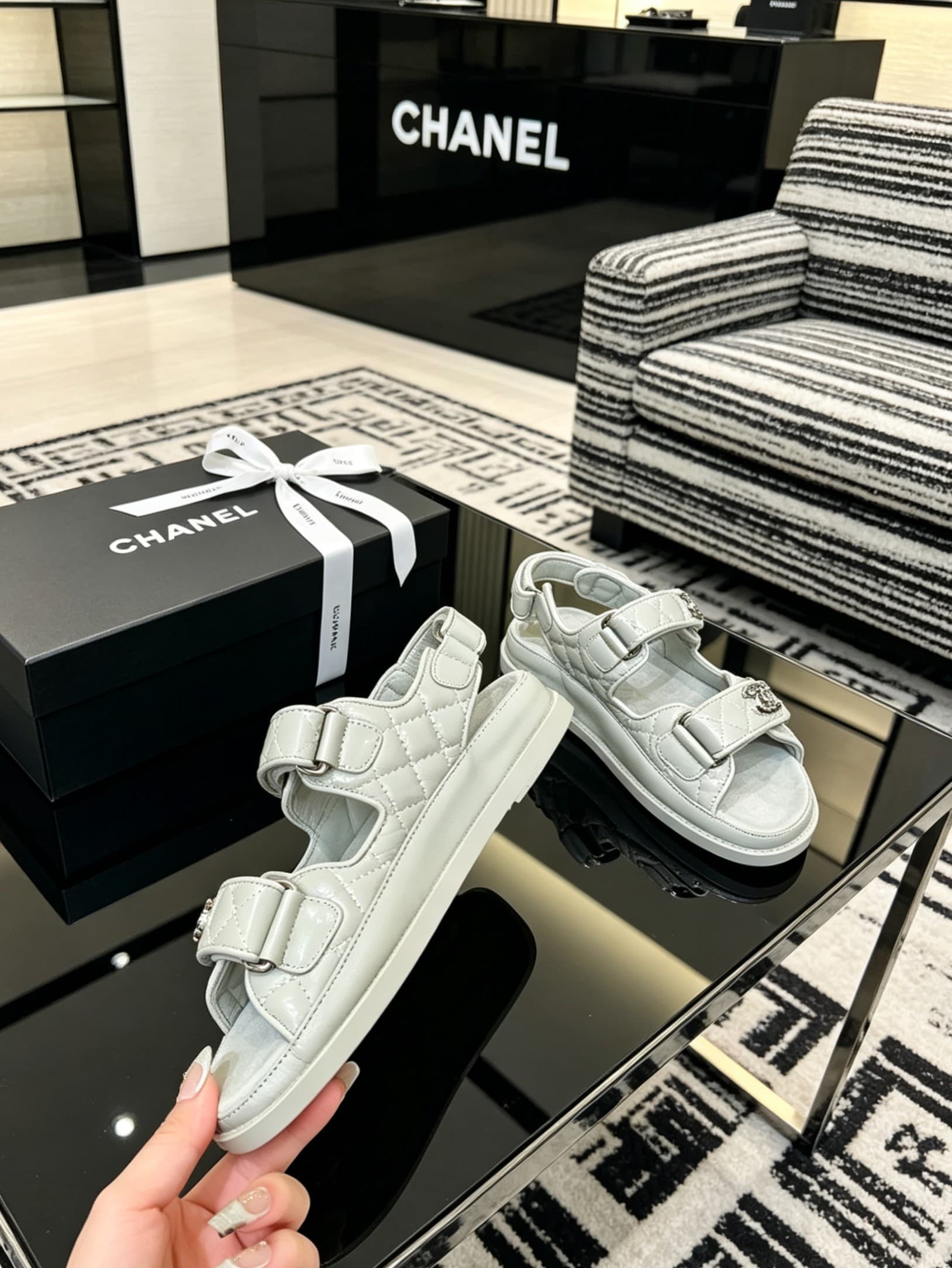 D4033 Delivered in a special box packaging for Chanel — image 4
