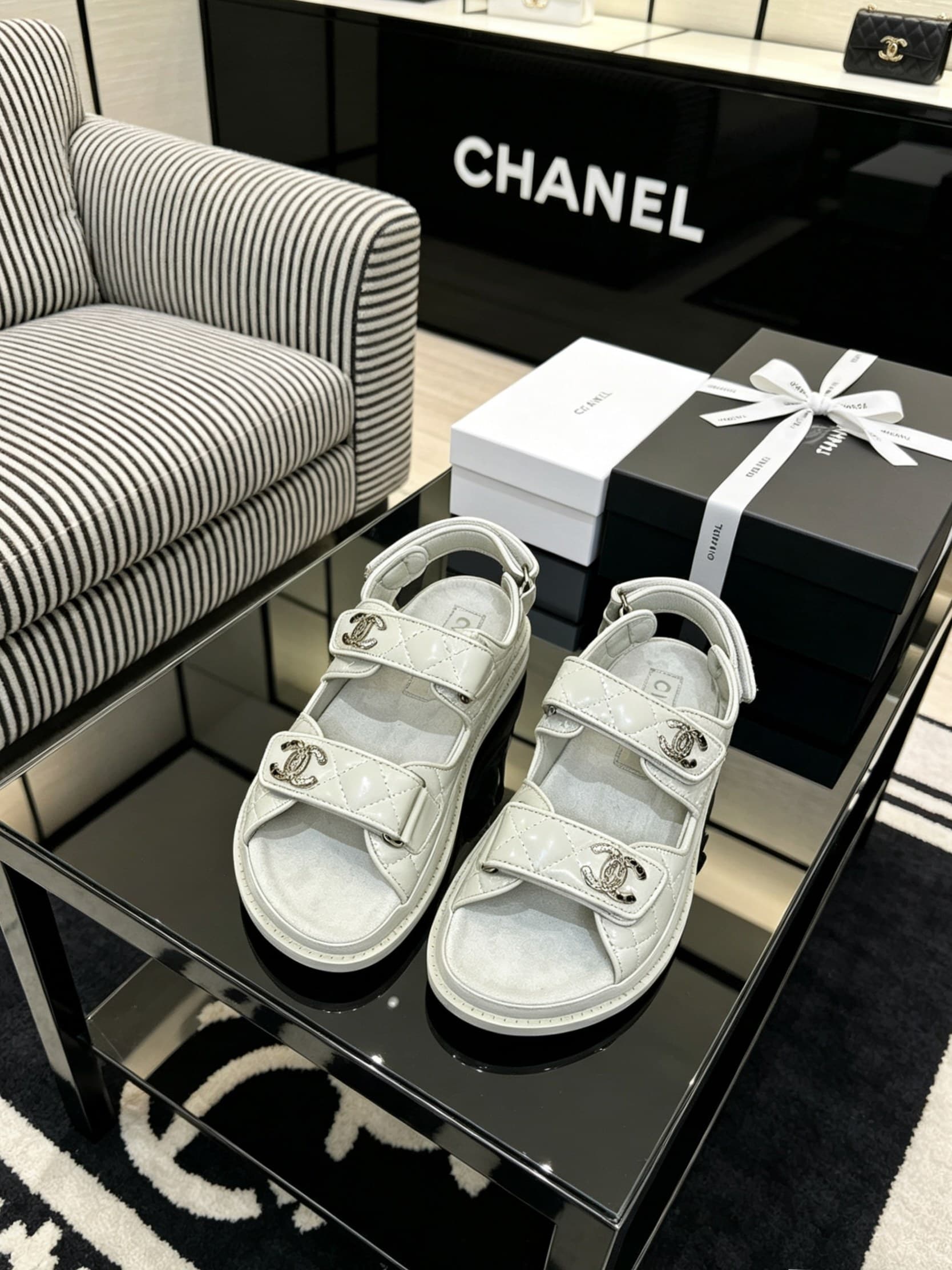 D4033 Delivered in a special box packaging for Chanel — image 5