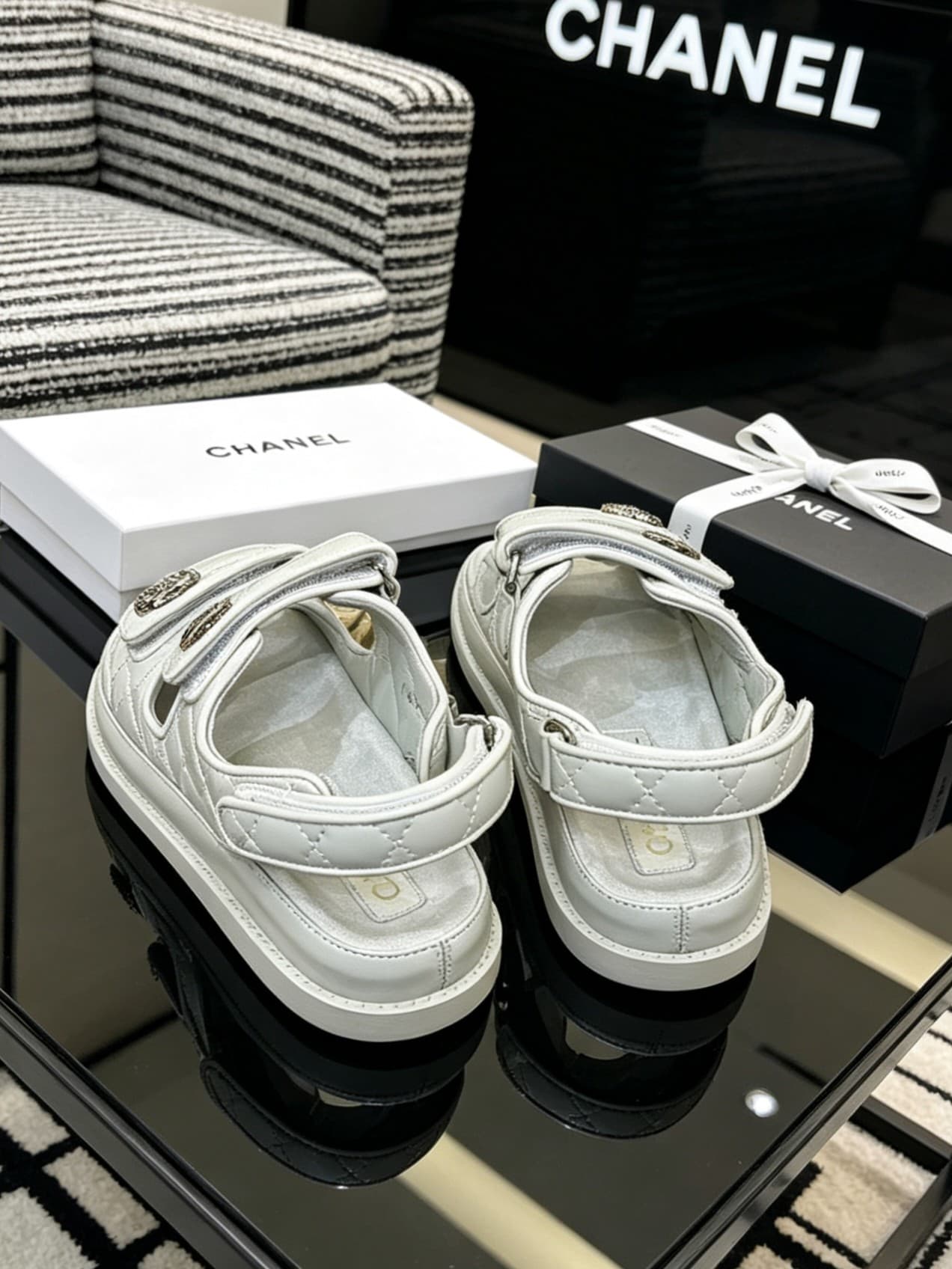 D4033 Delivered in a special box packaging for Chanel — image 8