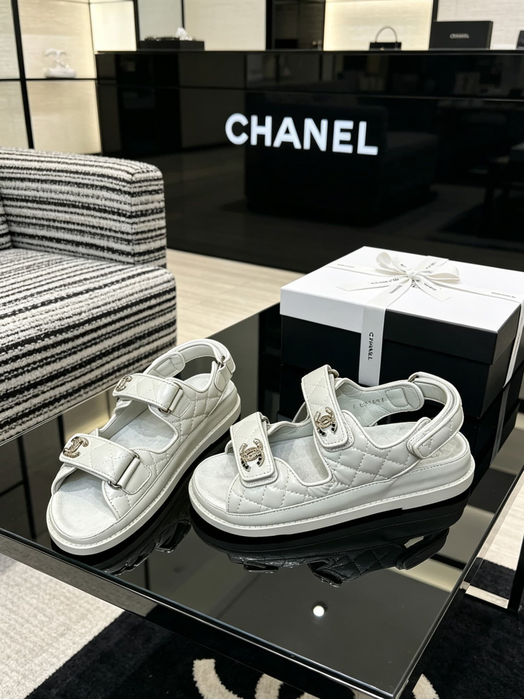 D4033 Delivered in a special box packaging for Chanel — image 6