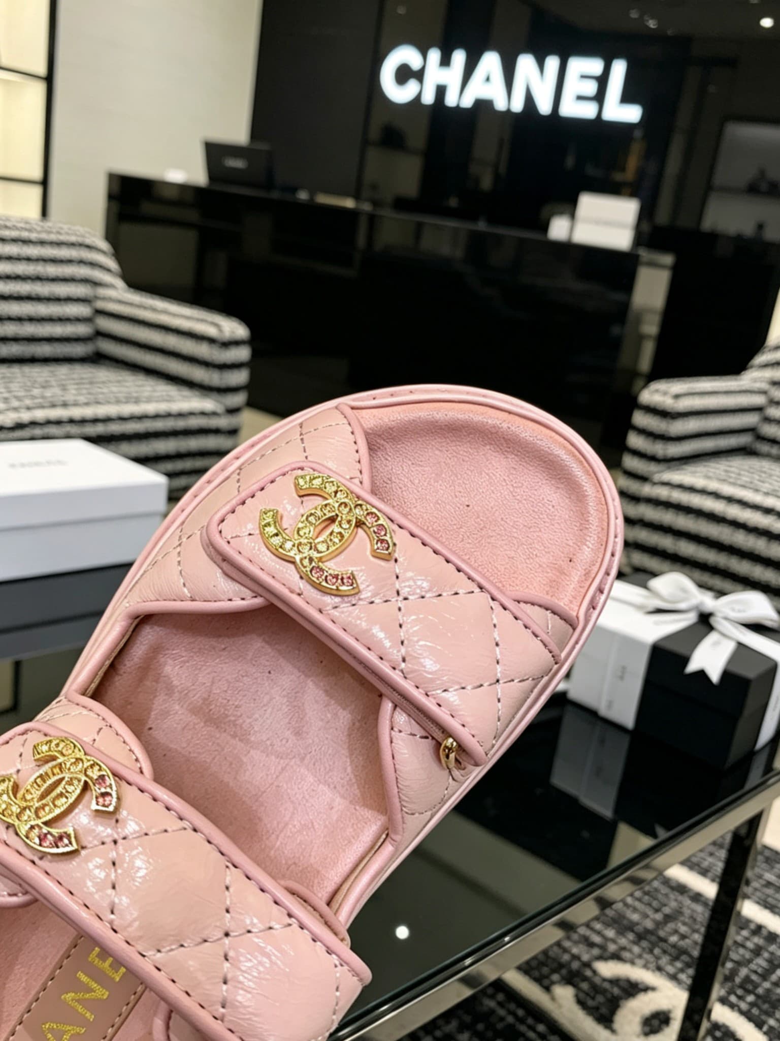 D4032 Delivered in a special box packaging for Chanel — image 7